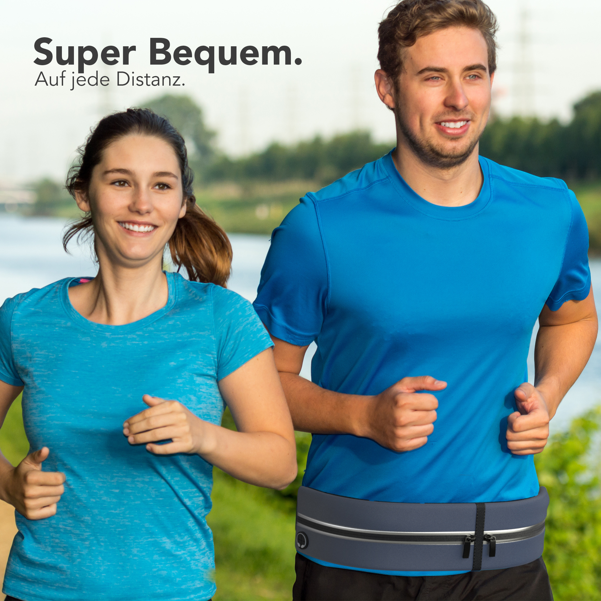 Zwei Läufer in Blau. Sie lächeln. Ein grauer Laufgürtel um ihre Taille.