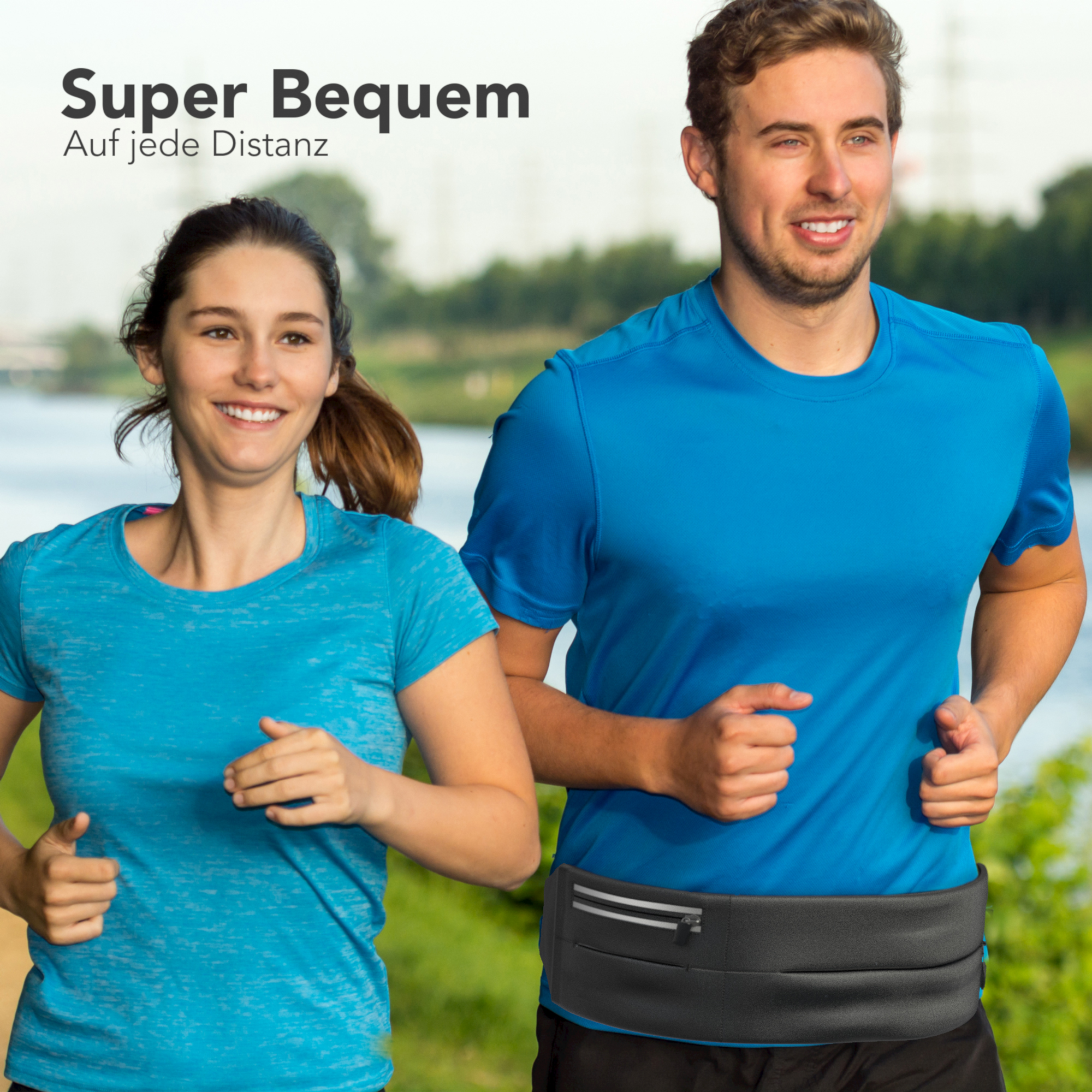 Zwei Personen laufen draußen, tragen blaue Hemden und einen schwarzen Gürtel um die Taille. Grünes Gras und Bäume sind sichtbar.