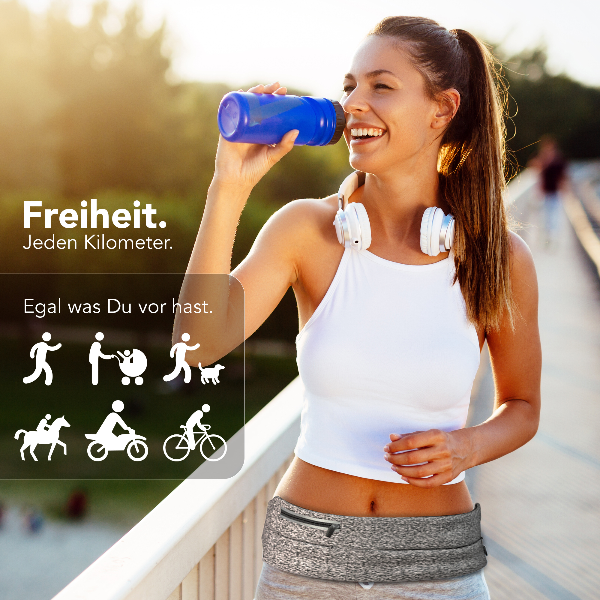 Eine Frau trinkt aus einer blauen Wasserflasche, trägt einen Gürtel, lächelt und Text auf Deutsch.