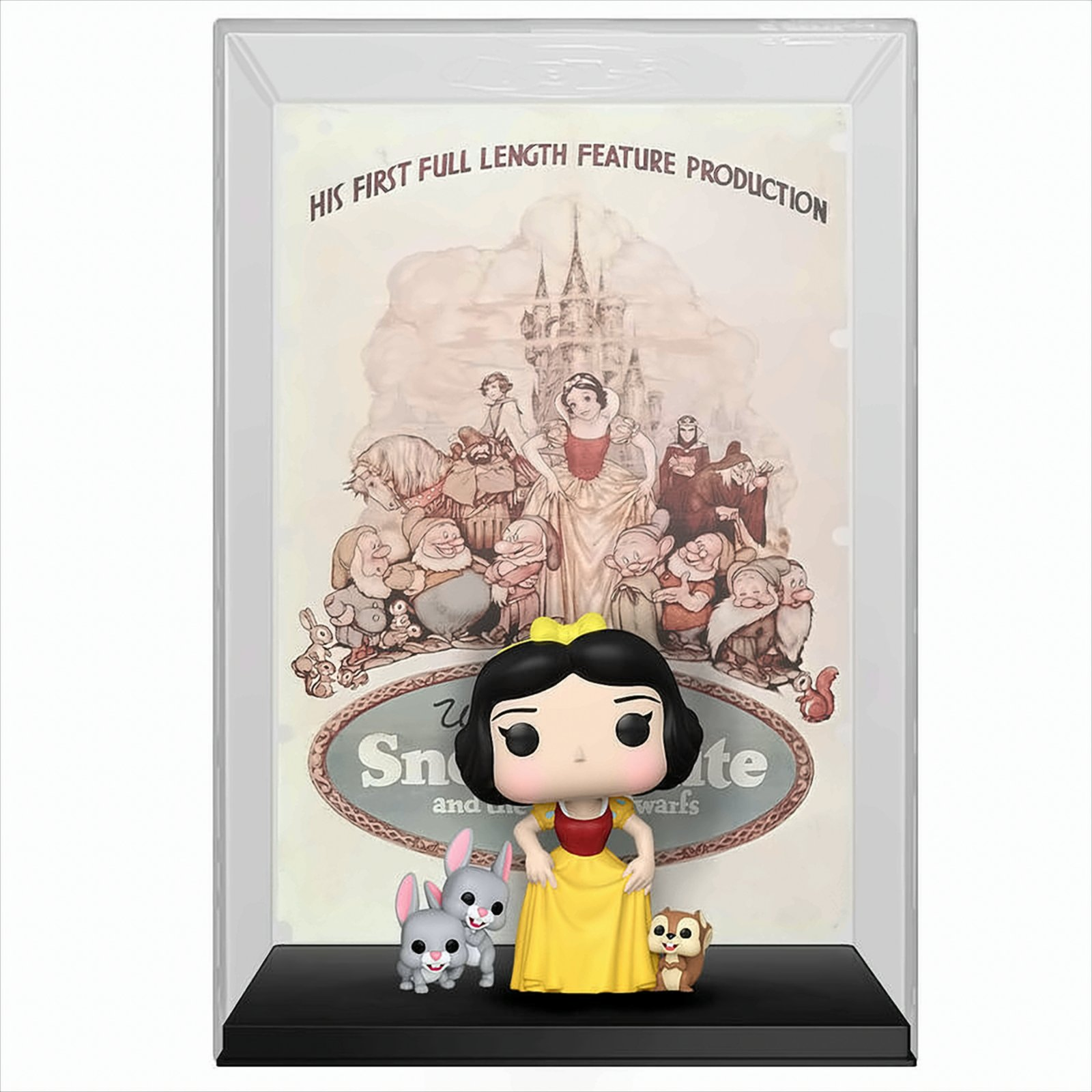Una vitrina con una figura de Blancanieves y enanos frente a un fondo de cartel de película.