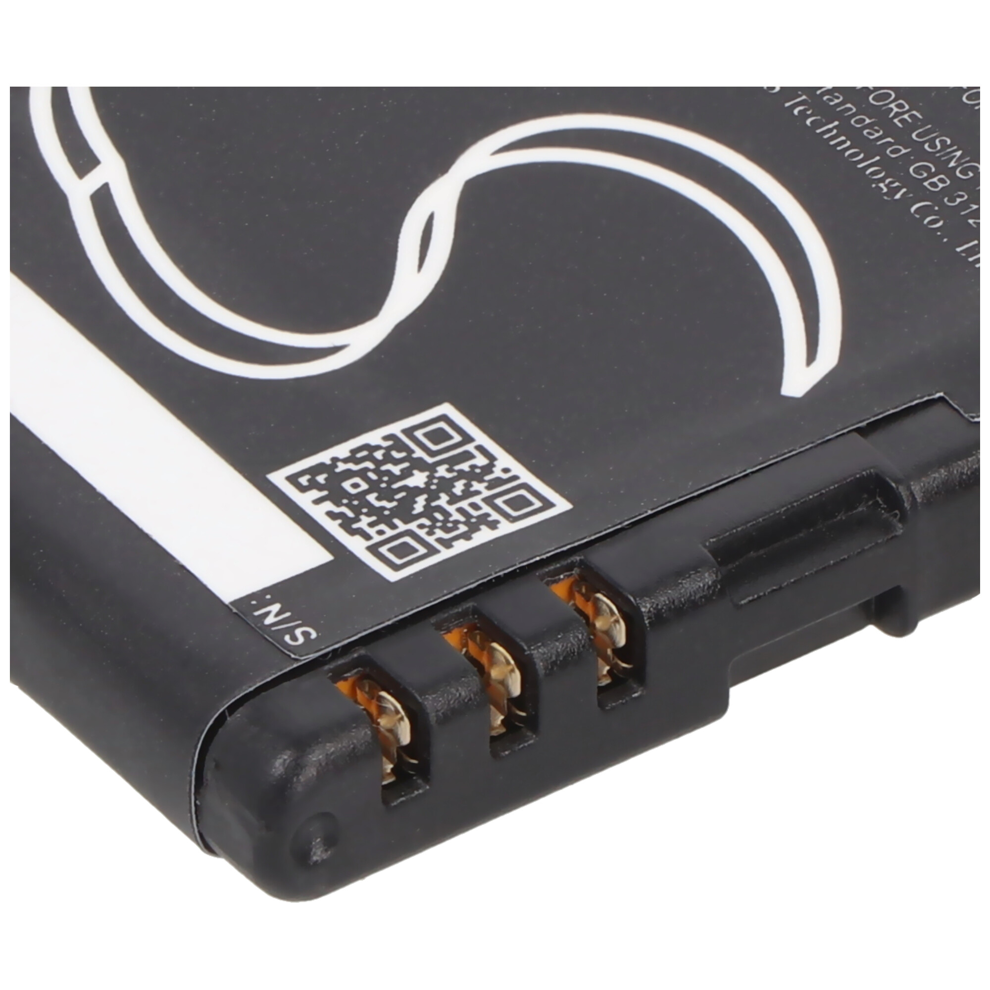 Nahaufnahme einer schwarzen Telefonbatterie mit Metallkontakten und QR-Code.