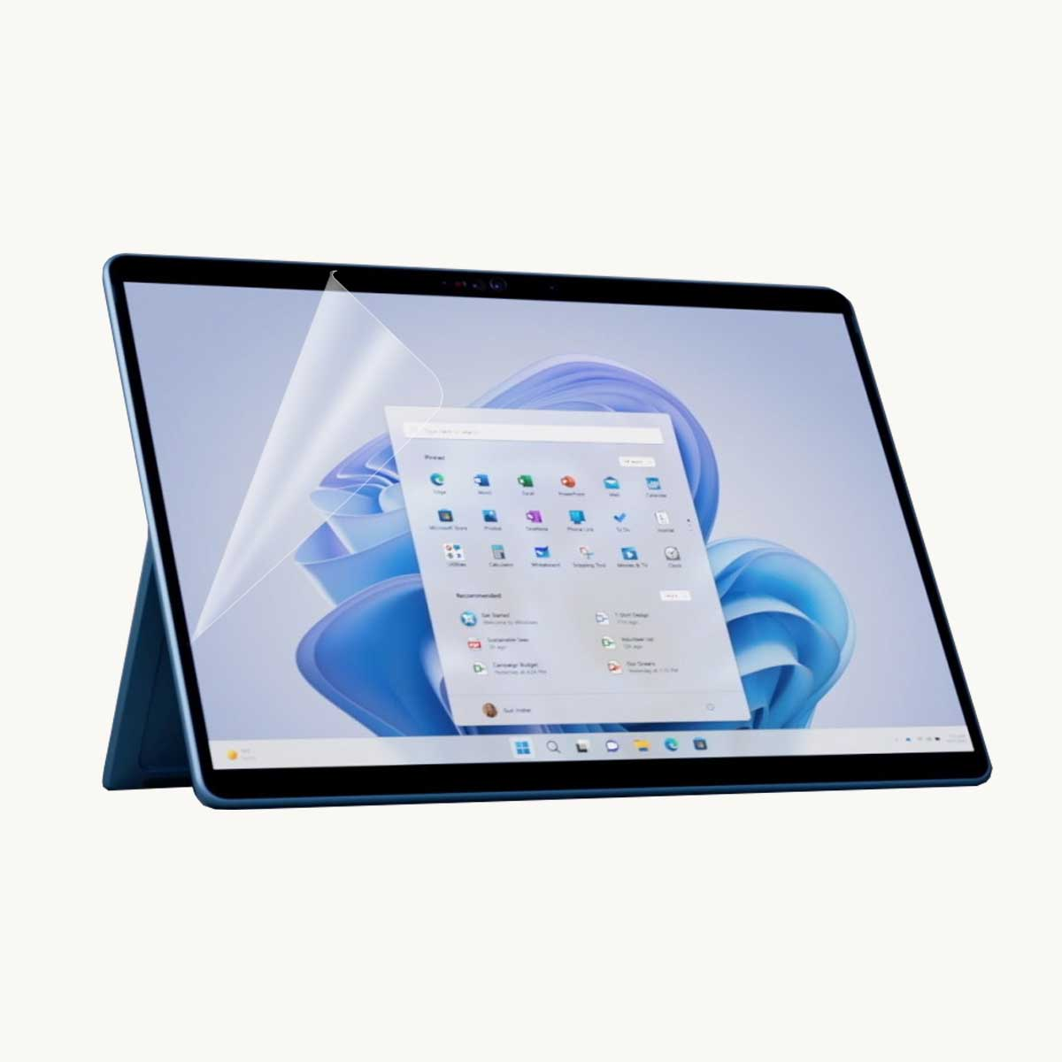 Un tablet blu con una protezione per lo schermo applicata, che mostra l'interfaccia di Windows. Testo: Anti-Riflesso, ecc.