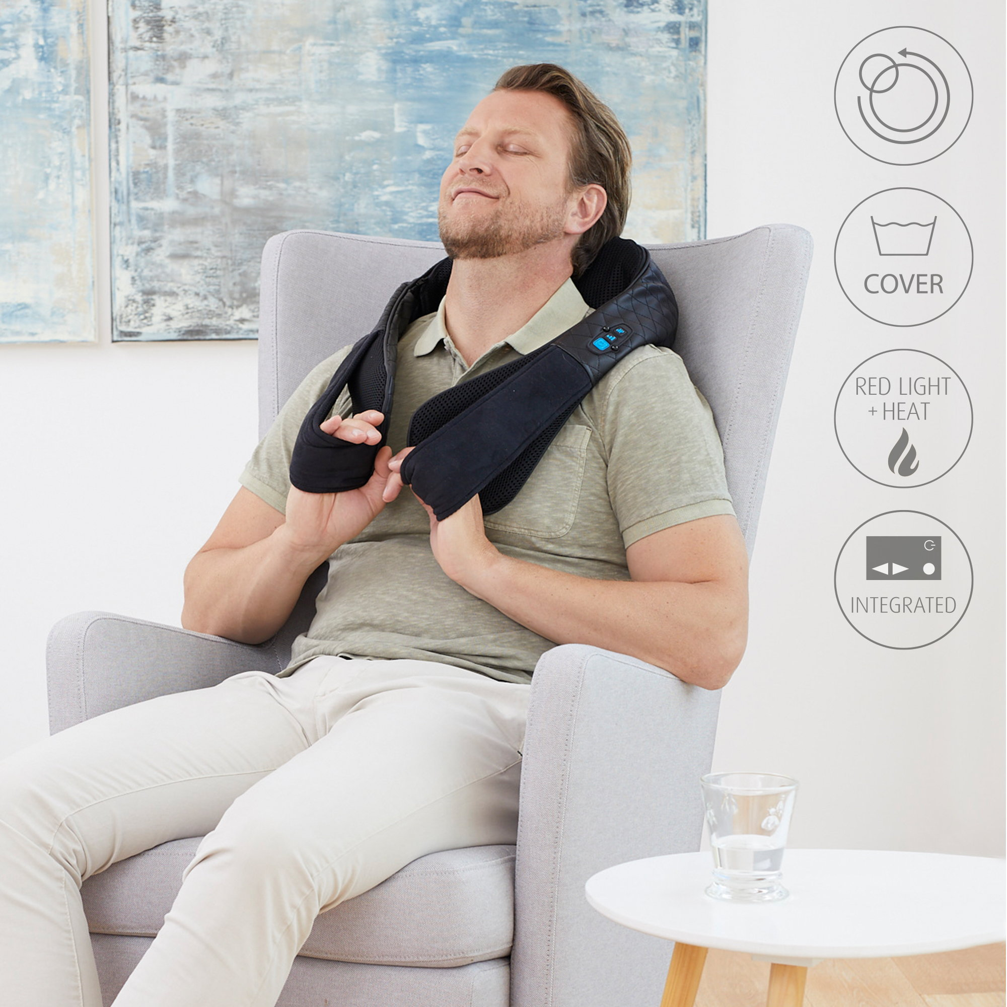 Mężczyzna na krześle używający masażera szyi. Uśmiecha się z zamkniętymi oczami, z ikonami funkcji.