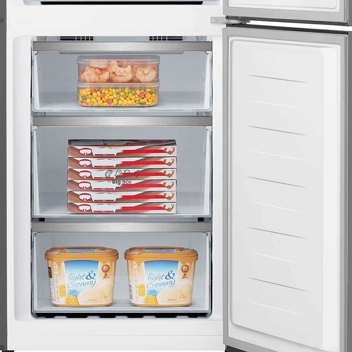 Refrigerador abierto que muestra recipientes de alimentos congelados y tarrinas de helado.