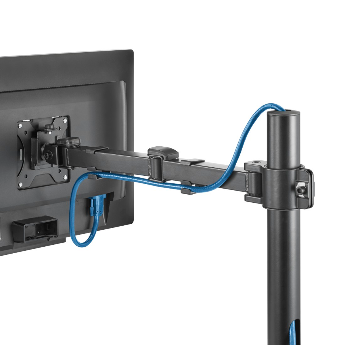 Monitor na czarnym ramieniu z niebieskim kablem. Białe tło.