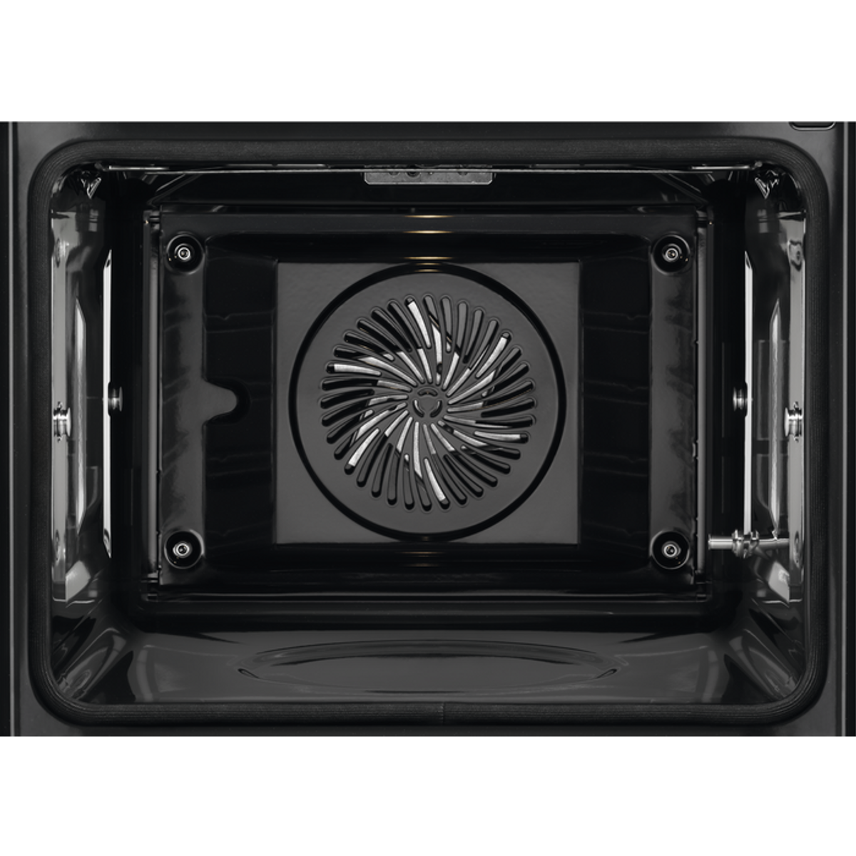Interior de un horno con un ventilador en el centro, interior negro con componentes metálicos.