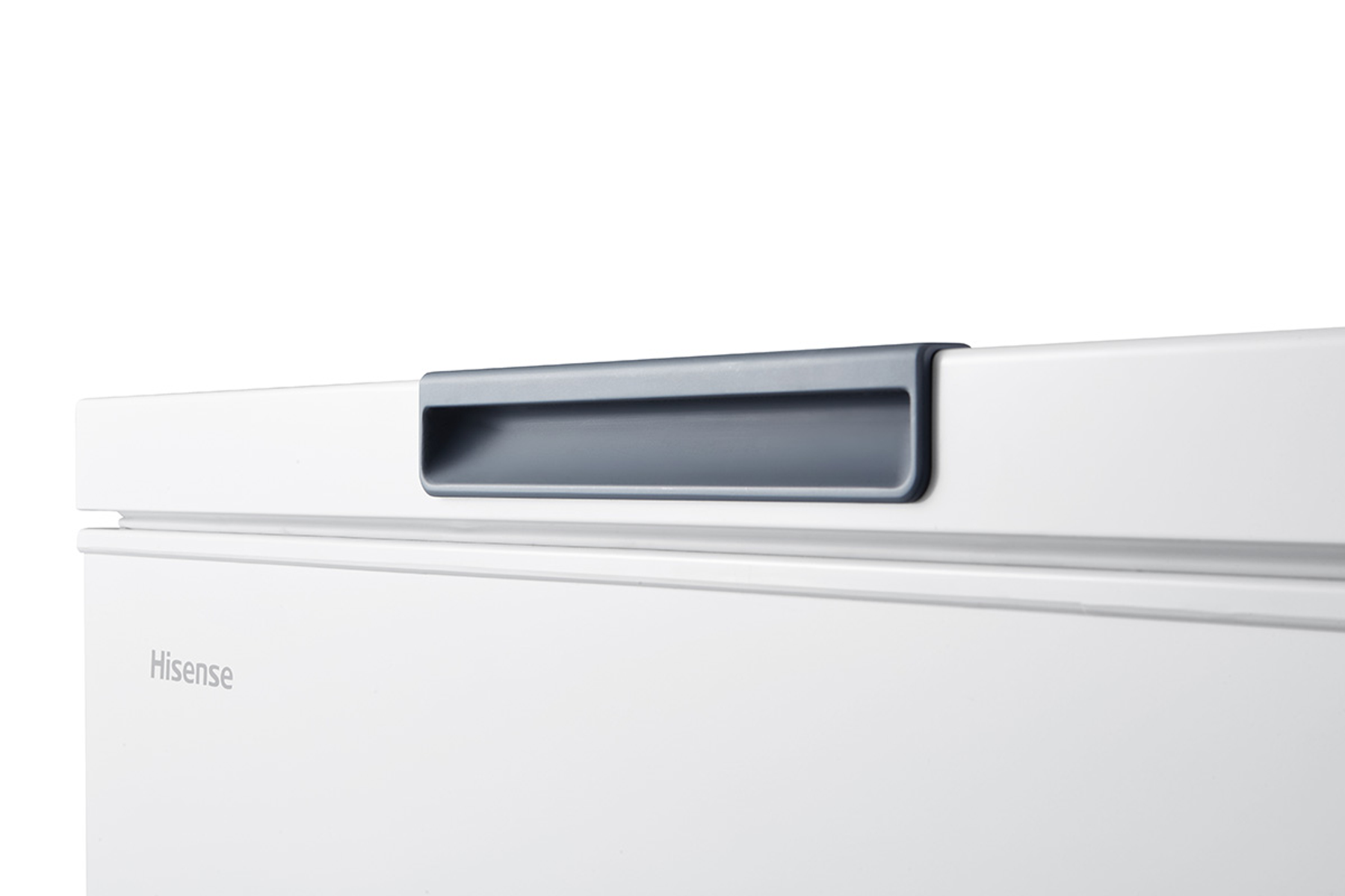 Primo piano di un congelatore Hisense bianco. Una maniglia grigia è visibile in alto, con il logo Hisense.