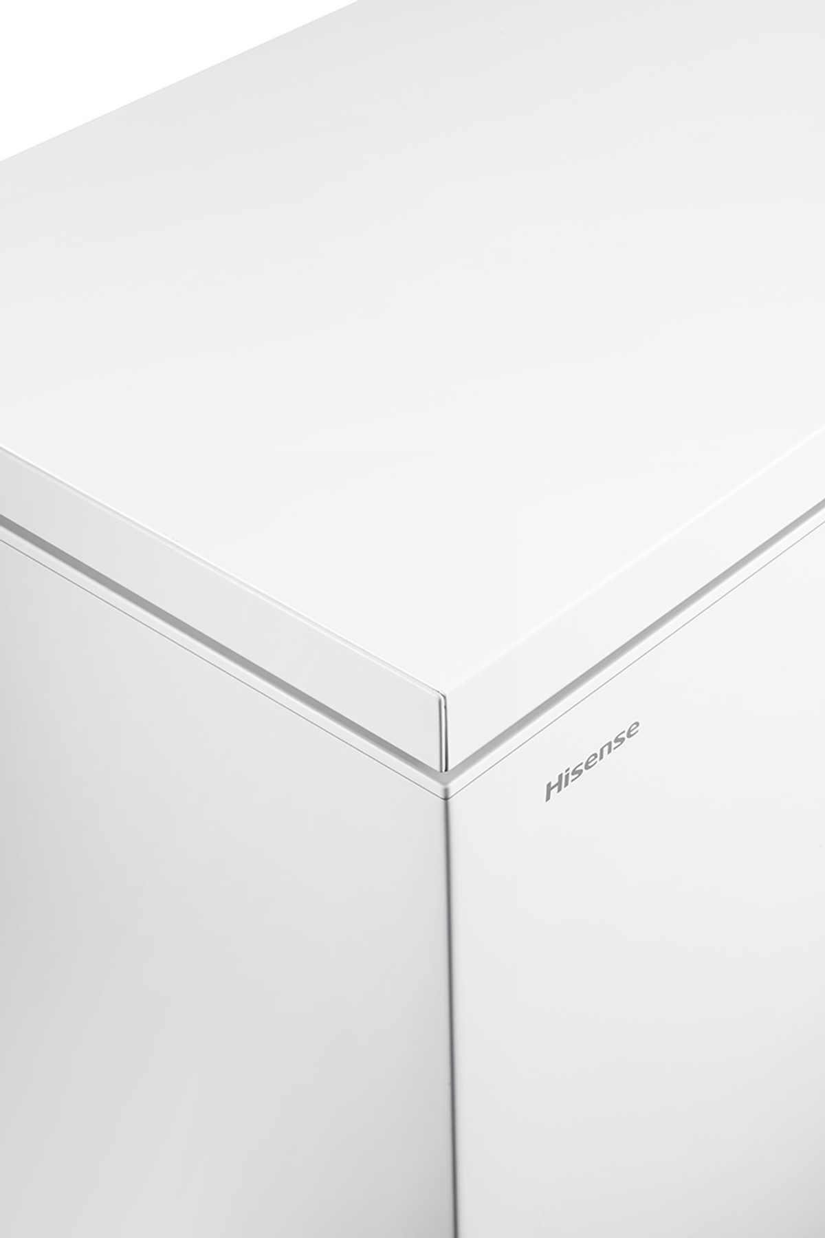 Congelatore bianco, vista angolare, con logo 'Hisense'.
