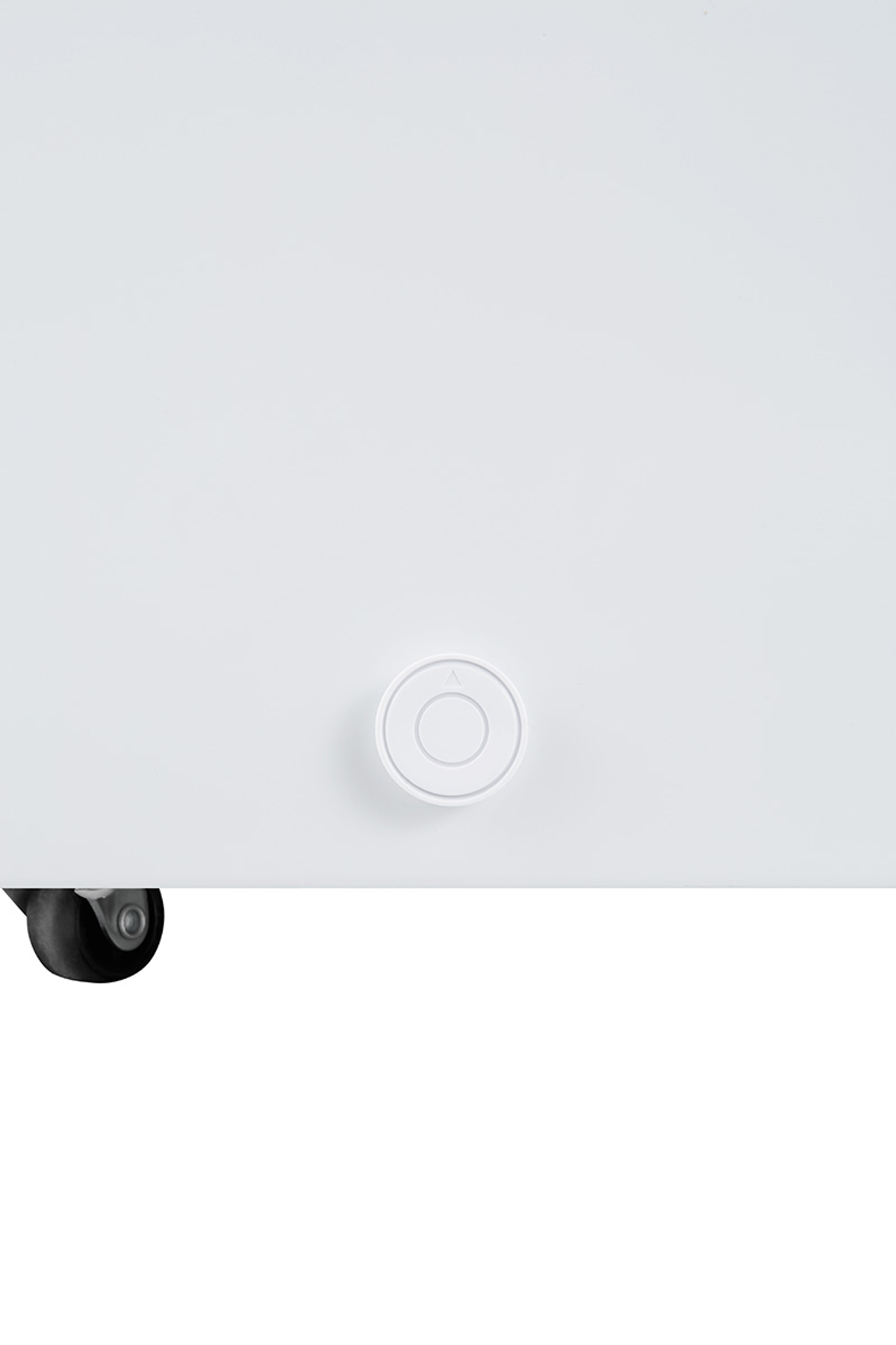 Superficie bianca con un piccolo pulsante circolare bianco. Ruota nera a sinistra. Sfondo bianco.