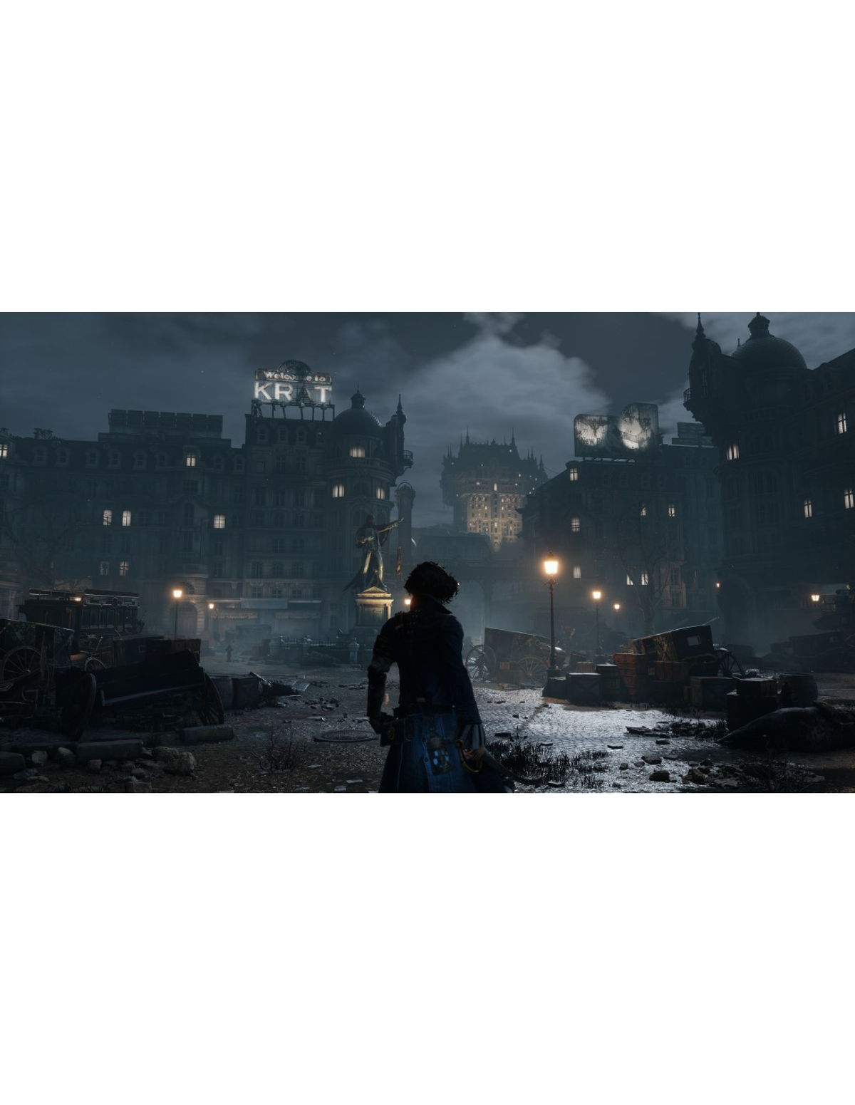 Osoba w ciemnych ubraniach stoi na mglistej ulicy nocą. Budynki i latarnie uliczne w tle.