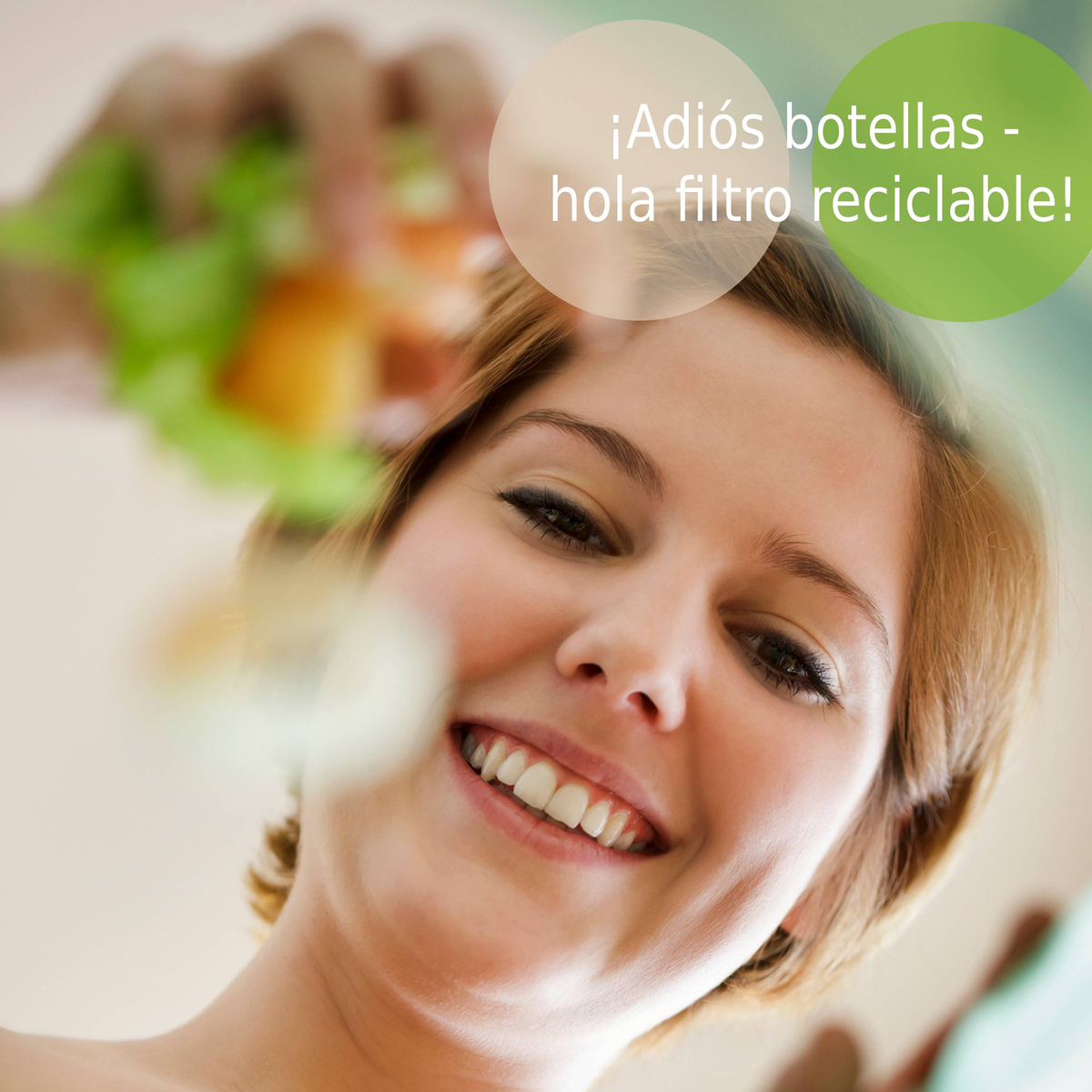 Uśmiechnięta kobieta patrząca w górę na przedmioty trzymane przez rozmytą dłoń, z dymkami nad głową.