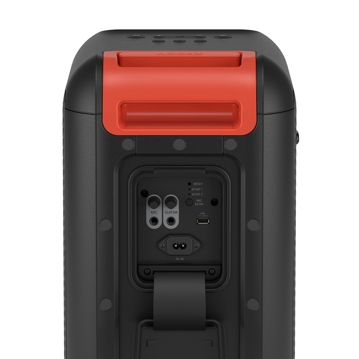 Altavoz negro y rojo con asa en la parte superior. El panel trasero tiene puertos de entrada.