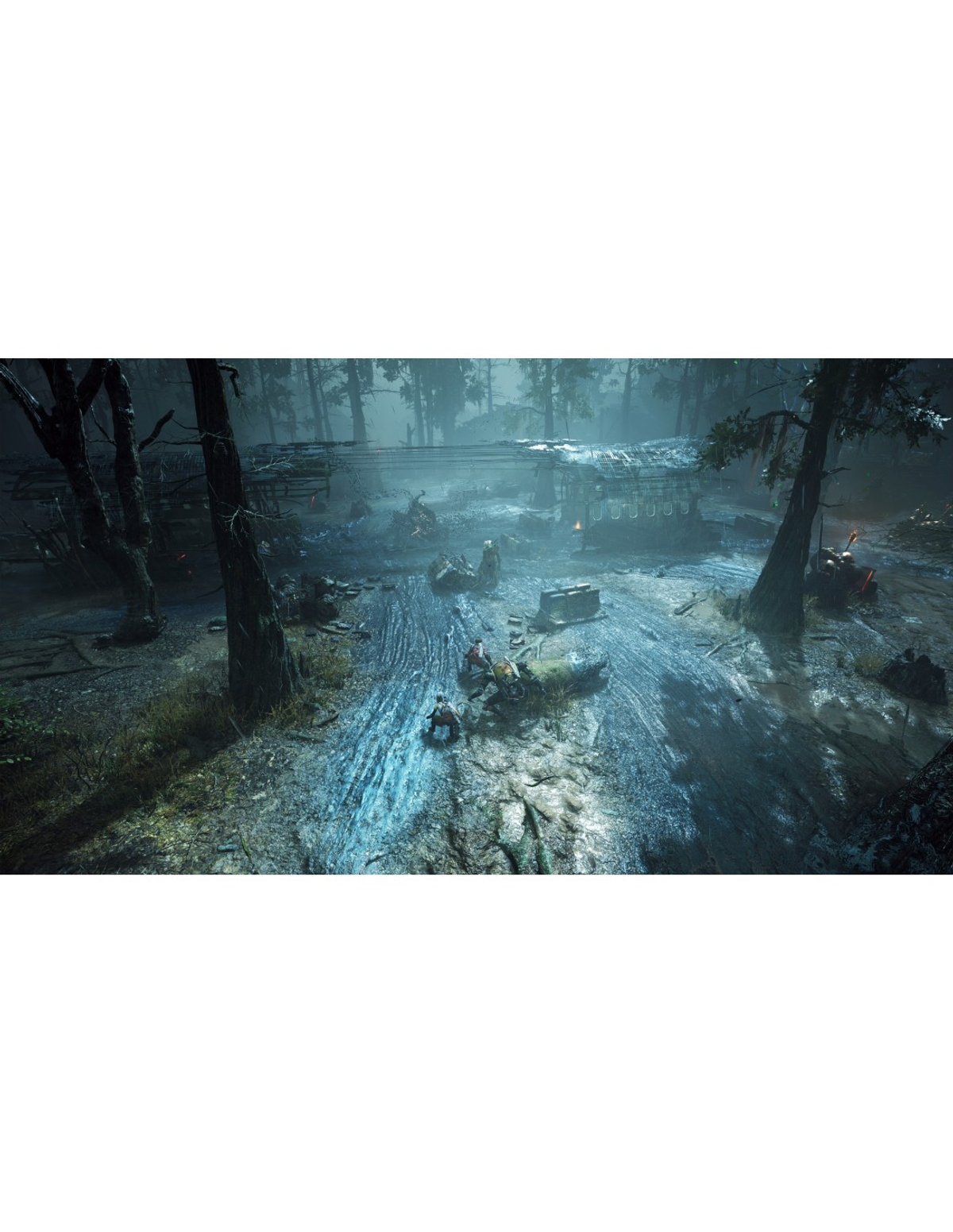 Grupa ludzi na mglistej polanie w lesie, z drewnianą konstrukcją w tle.