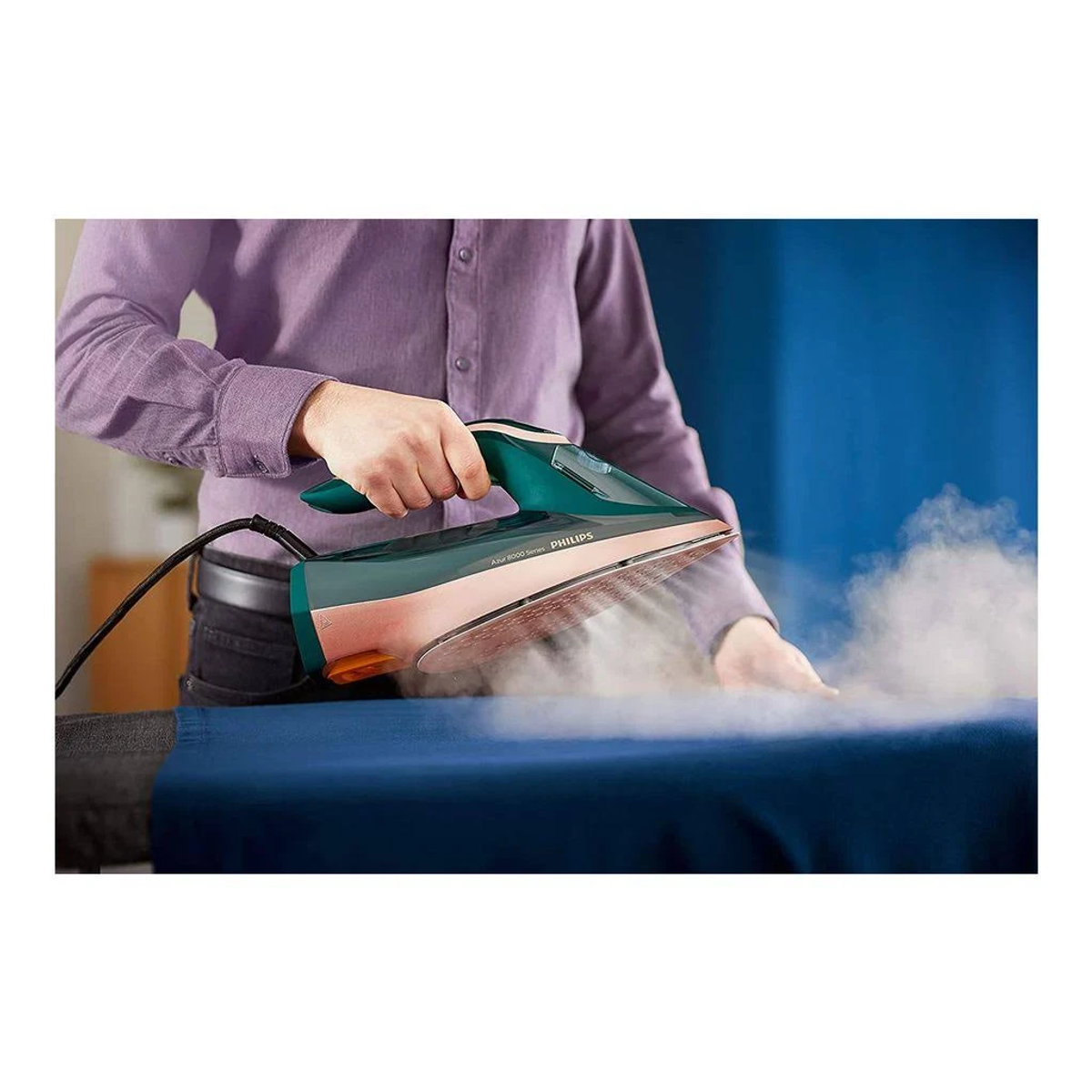 Une personne repassant une chemise bleue sur une table à repasser. De la vapeur sort.