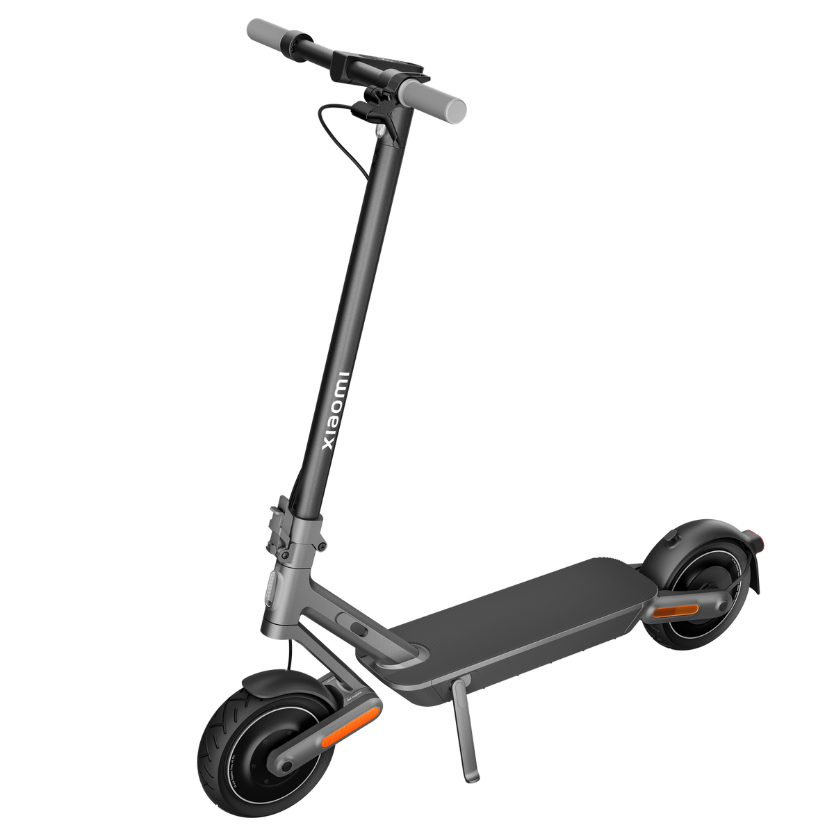 Szara hulajnoga elektryczna z czarnymi kołami i pomarańczowymi odblaskami. Widoczne logo Xiaomi.