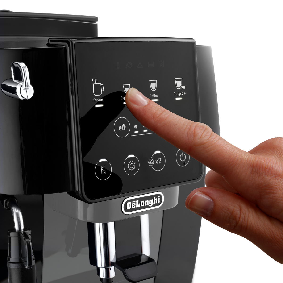 Ein Finger drückt eine Espressotaste auf einer schwarzen Kaffeemaschine mit DeLonghi-Logo.