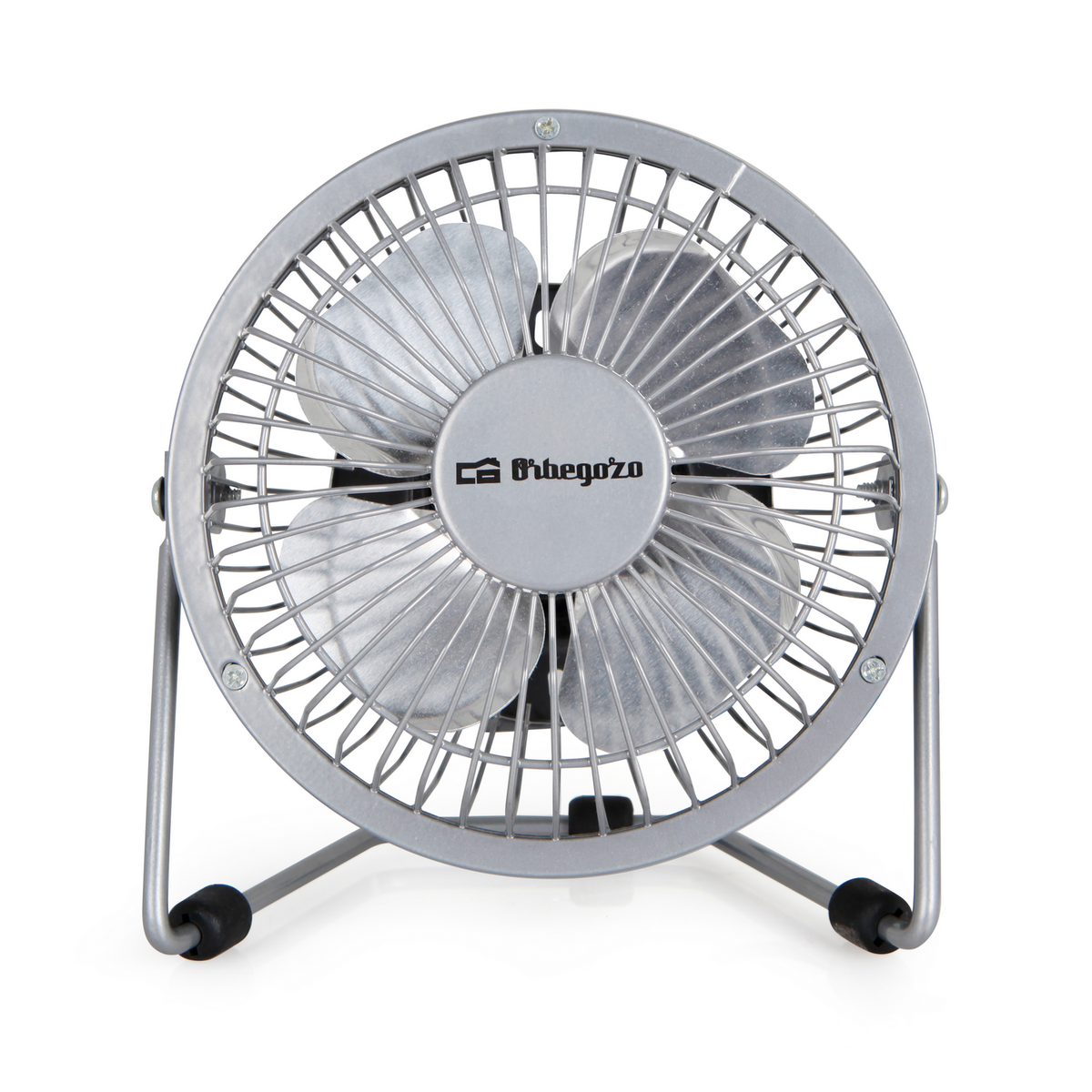 Ventilatore da scrivania argentato su sfondo bianco. Ha tre pale e una gabbia protettiva.
