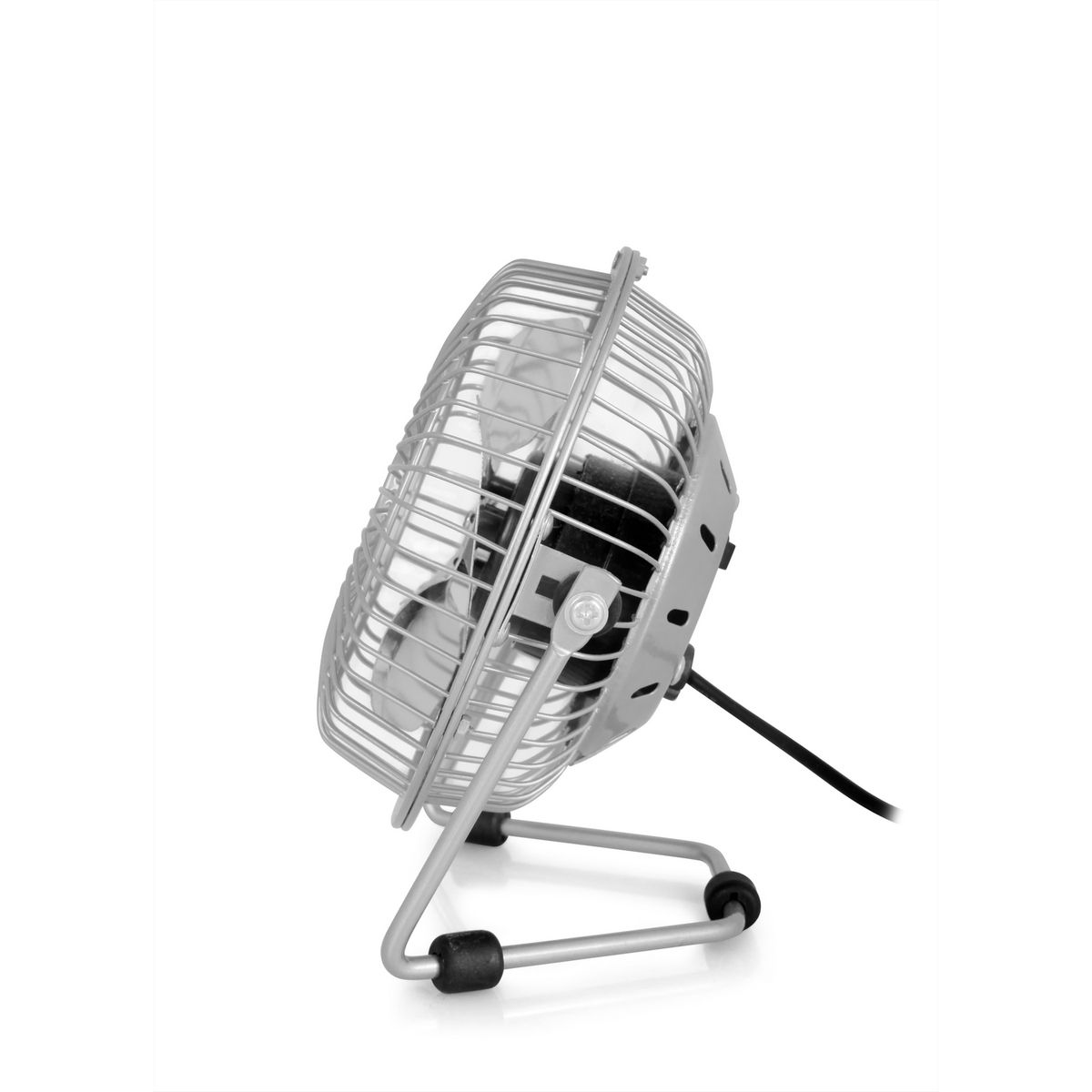 Un piccolo ventilatore argentato con una gabbia protettiva, su un supporto. La ventola è angolata verso lo spettatore.
