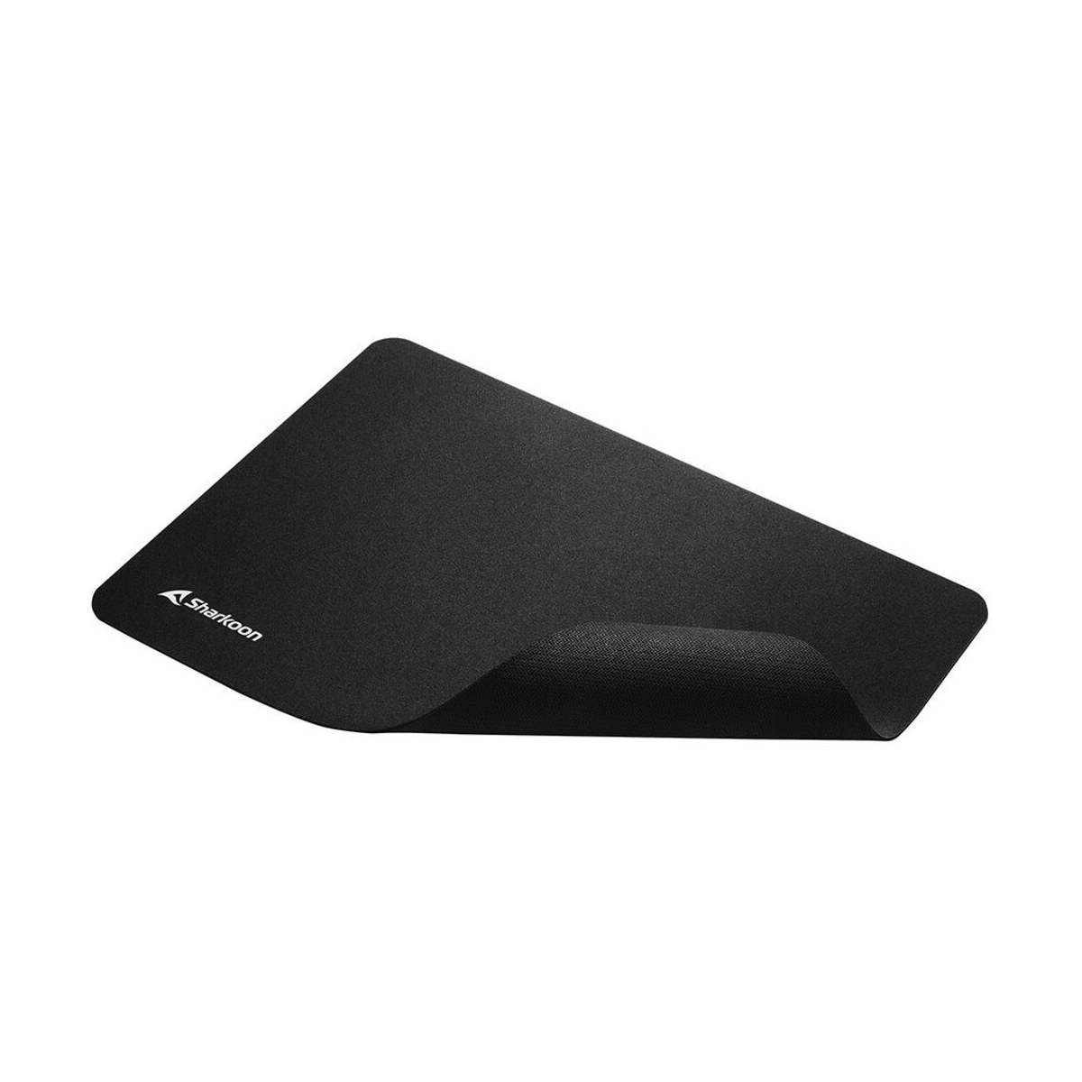 Un tapis de souris noir avec un logo Sharkoon. Le tapis est sombre avec un bord incurvé.