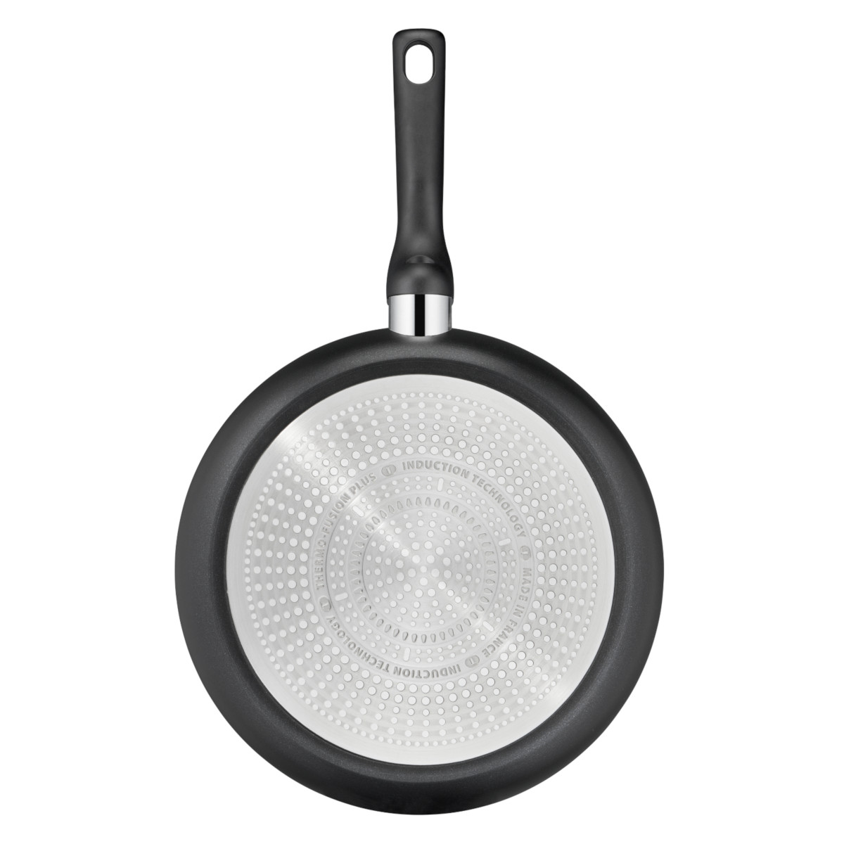 Spód czarnej patelni ze srebrną, wzorzystą podstawą i czarnym uchwytem. Wyprodukowano we Francji.