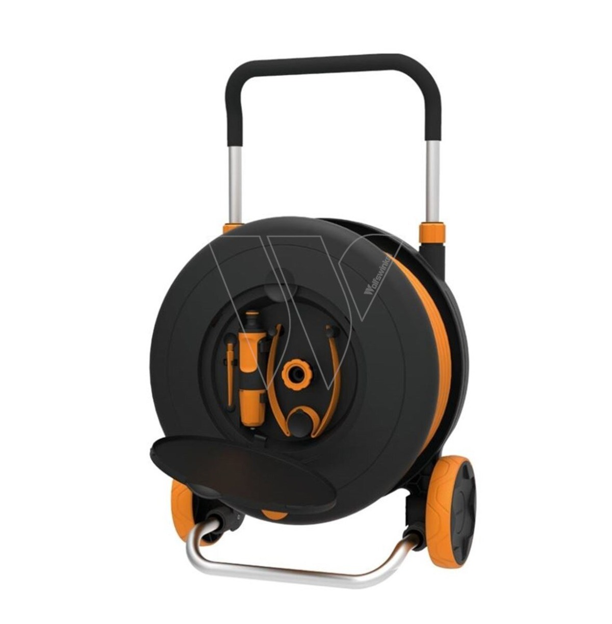 Czarny i pomarańczowy wąż ogrodowy na kółkach, z dołączonymi narzędziami.