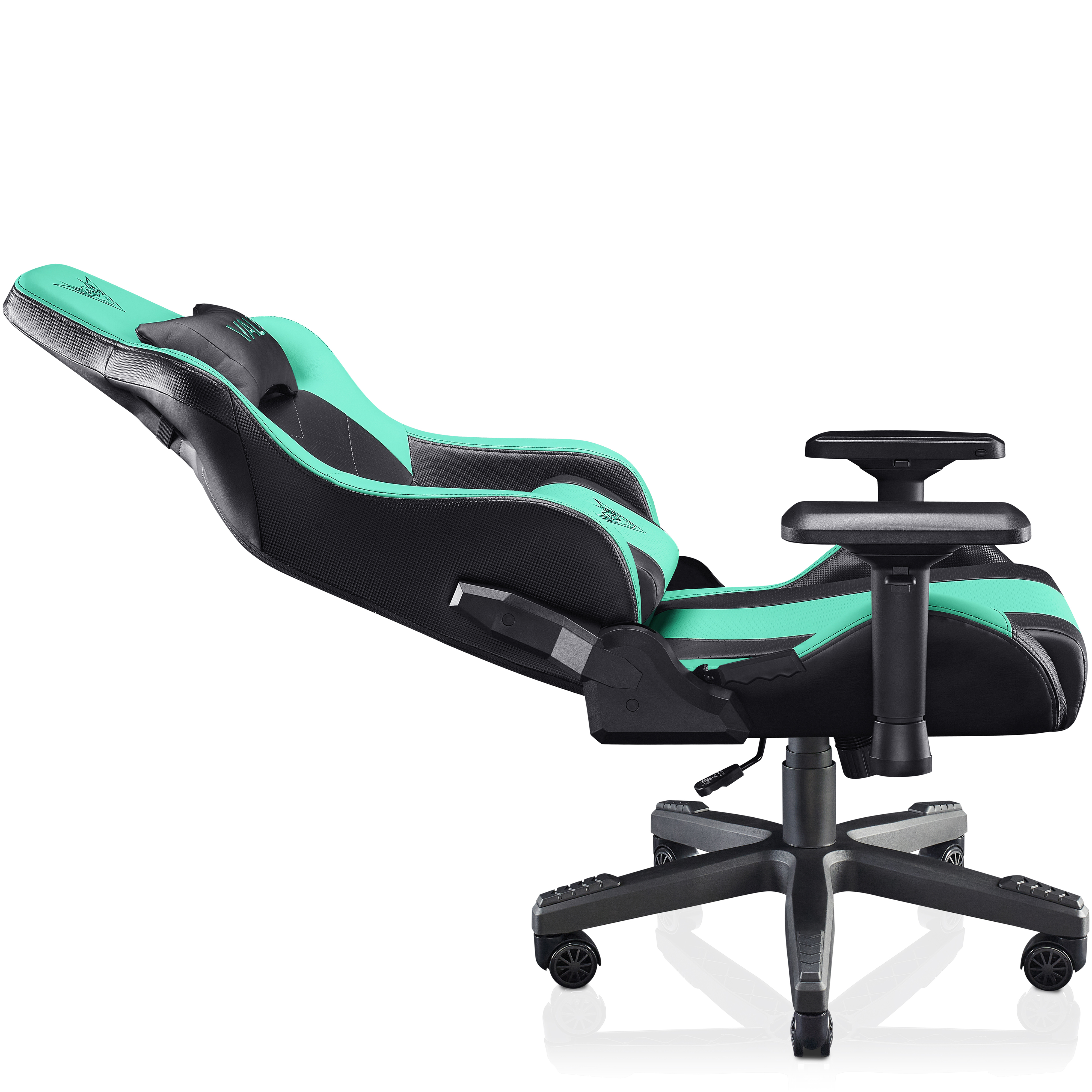 Una silla de juego negra y verde azulado reclinada, sobre un fondo blanco. El reposabrazos de la silla es visible.