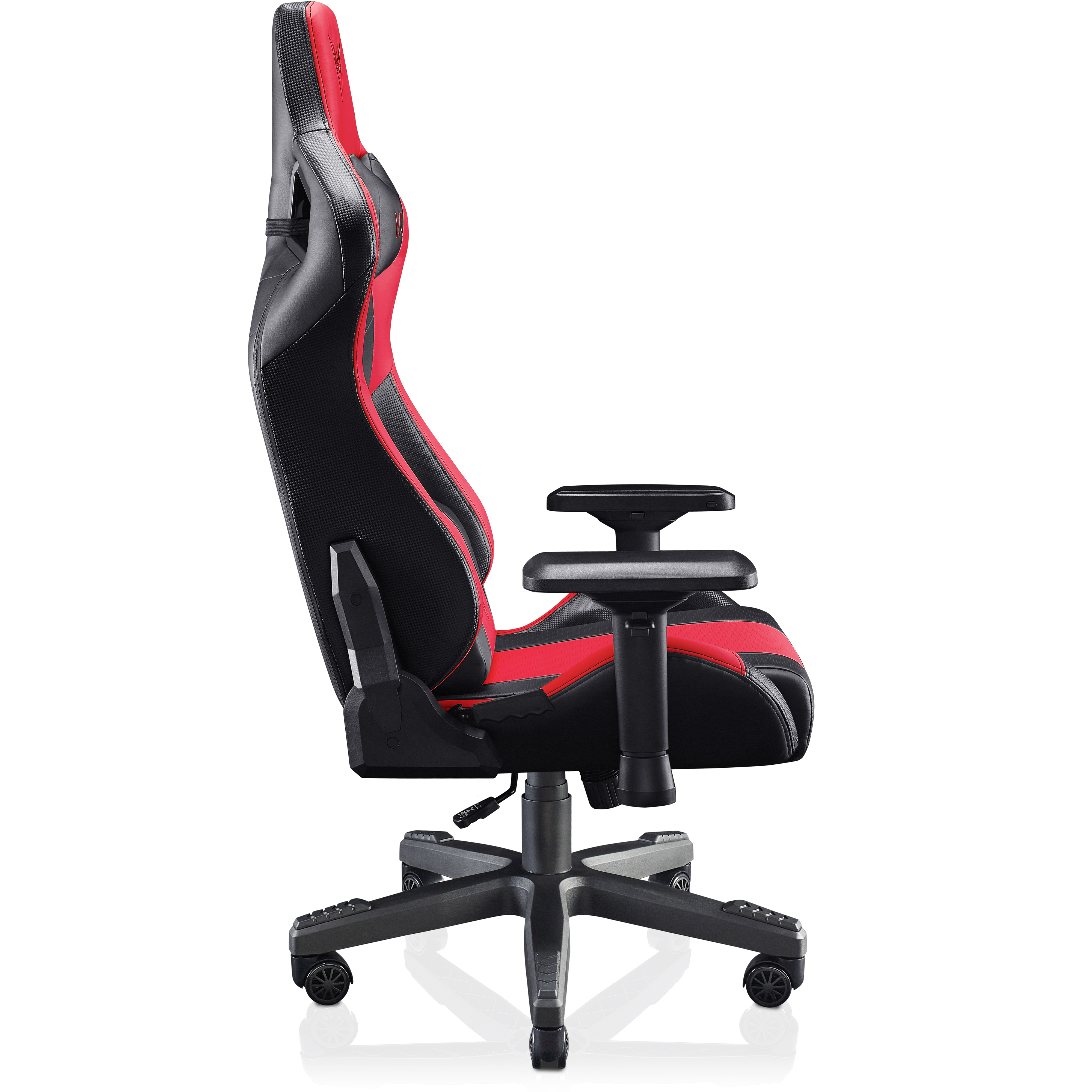 Una silla gamer negra y roja se muestra de perfil sobre un fondo blanco. Tiene reposabrazos y base.