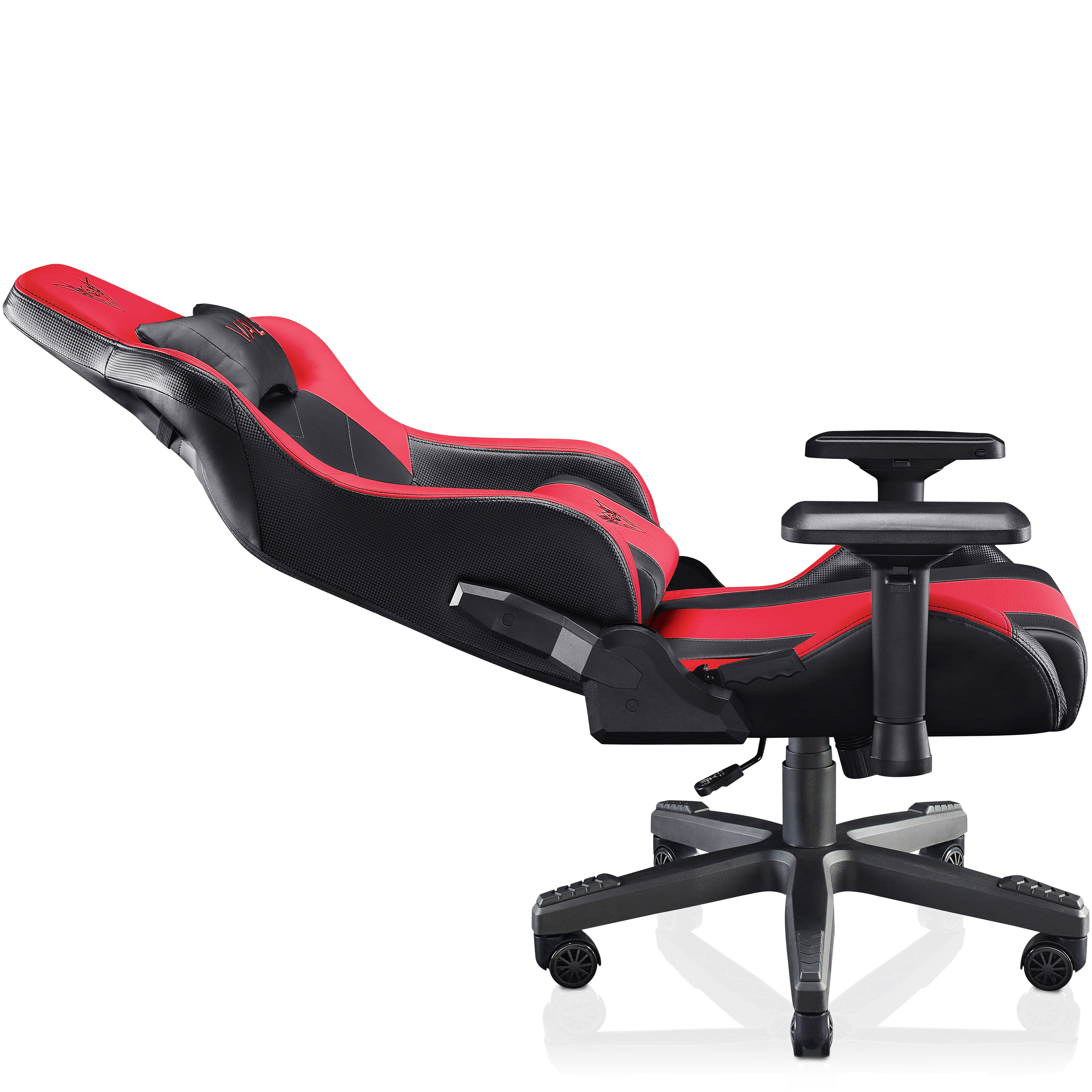Una silla gamer roja y negra reclinada. La silla está sobre ruedas y contra blanco.