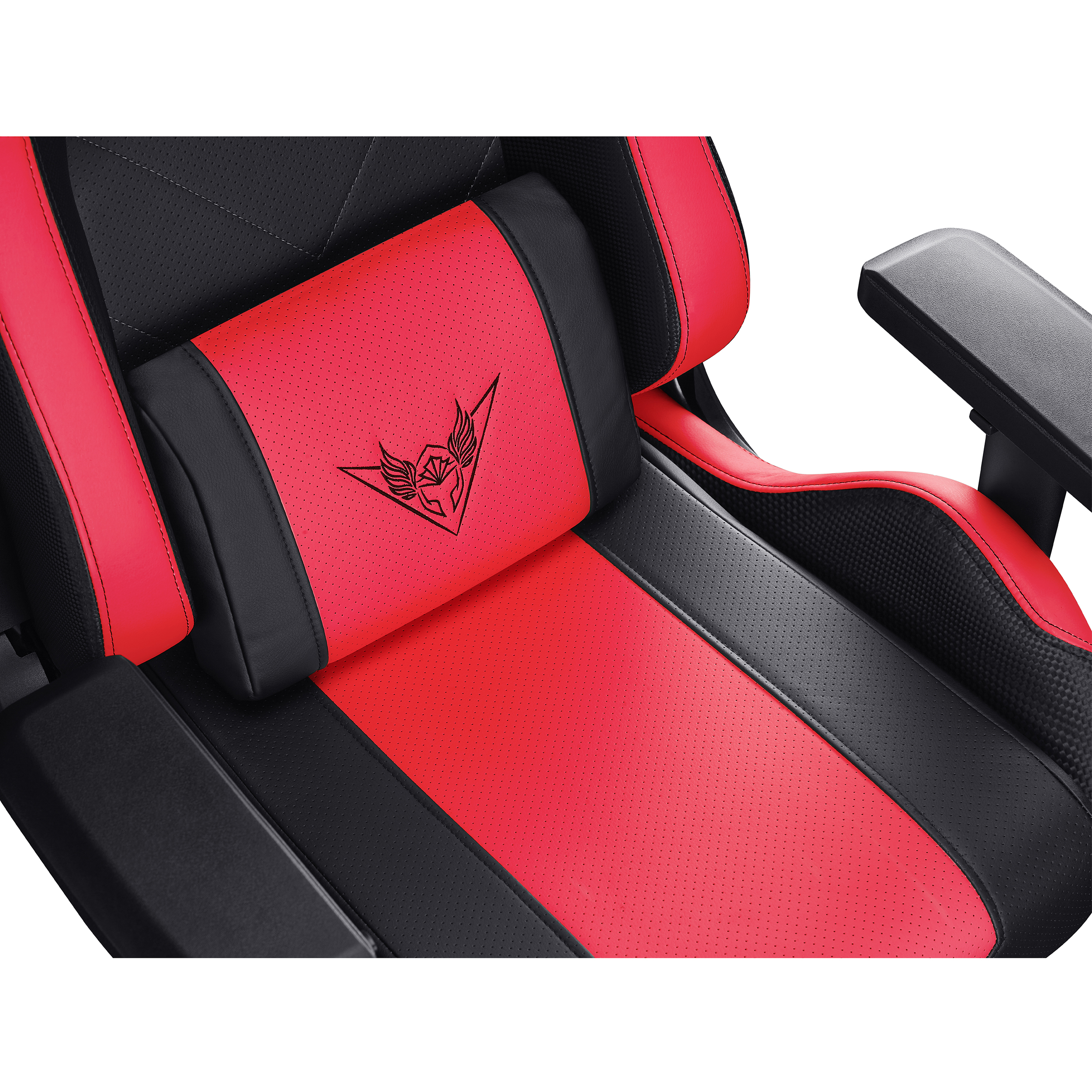 Primer plano de una silla gamer roja y negra con un logo en el reposacabezas.