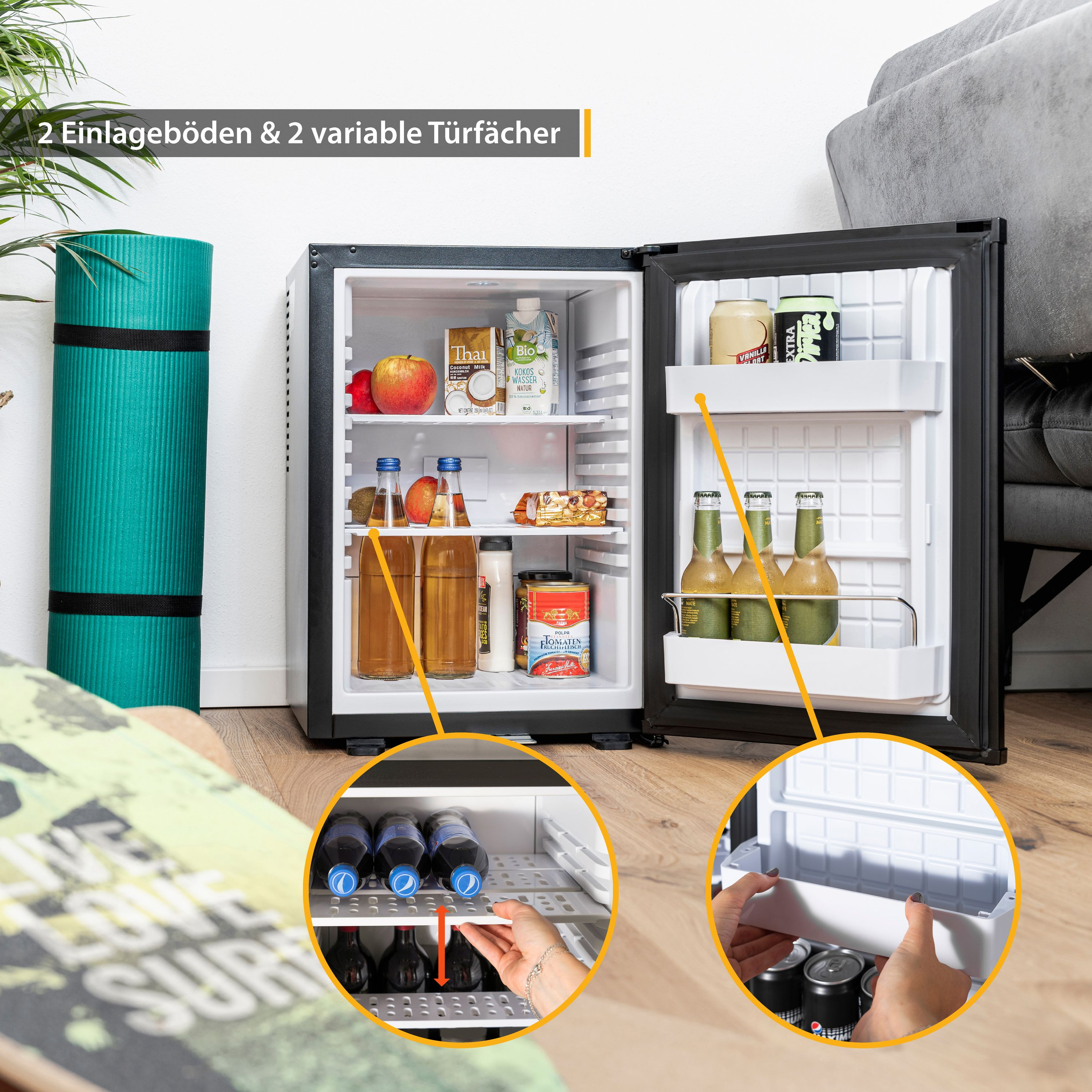 Minikühlschrank mit offener Tür, zeigt Regale mit Getränken und Lebensmitteln. Yogamatte und Board links.