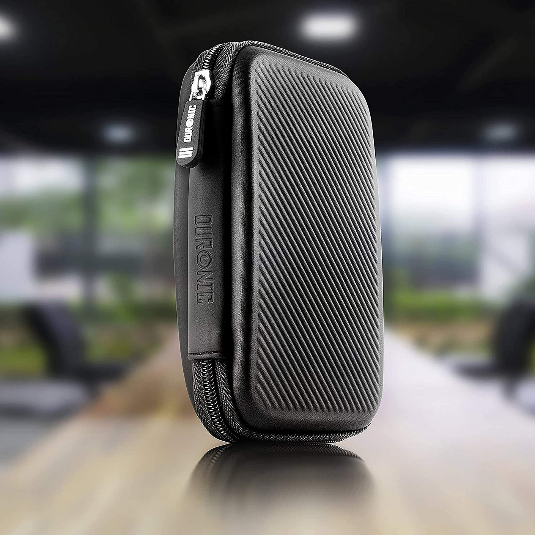 Ein schwarzes DuroNic-Etui mit Reißverschluss. Es steht aufrecht und das Logo ist darauf.