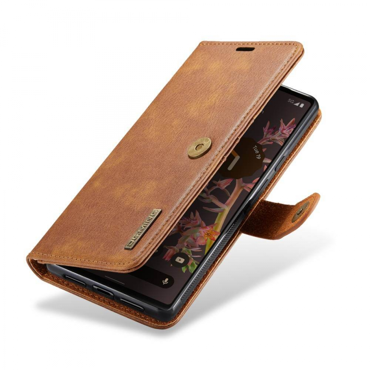 Eine braune Leder-Handyhülle, offen, ein Telefon enthüllend. Sie hat einen Magnetverschluss.