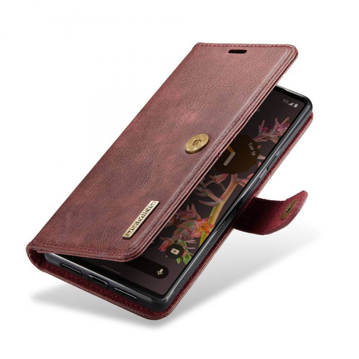 Geöffnete braune Leder-Handyhülle mit Telefon darin, auf weißer Oberfläche. Die Hülle hat einen Knopf.
