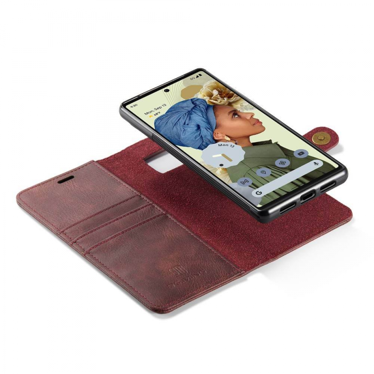Smartphone in einer braunen Lederhülle. Das Telefon zeigt eine Frau auf dem Bildschirm. Die Hülle ist offen.