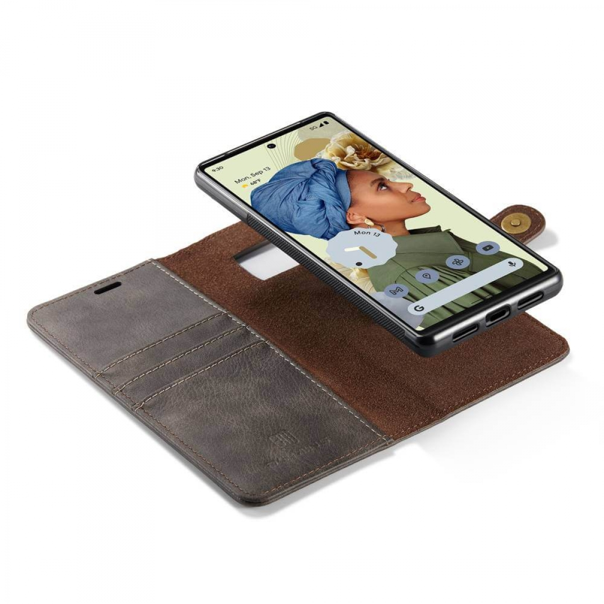 Geöffnete Handyhülle mit Telefon, das ein Frauenbild zeigt, braunes Leder und ein Knopfverschluss.