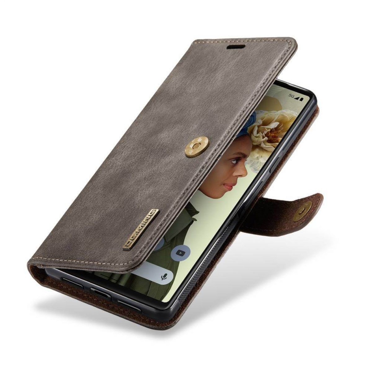 Ein Telefon in einer grauen Hülle ist offen zu sehen und zeigt das Gesicht einer Frau auf dem Bildschirm.
