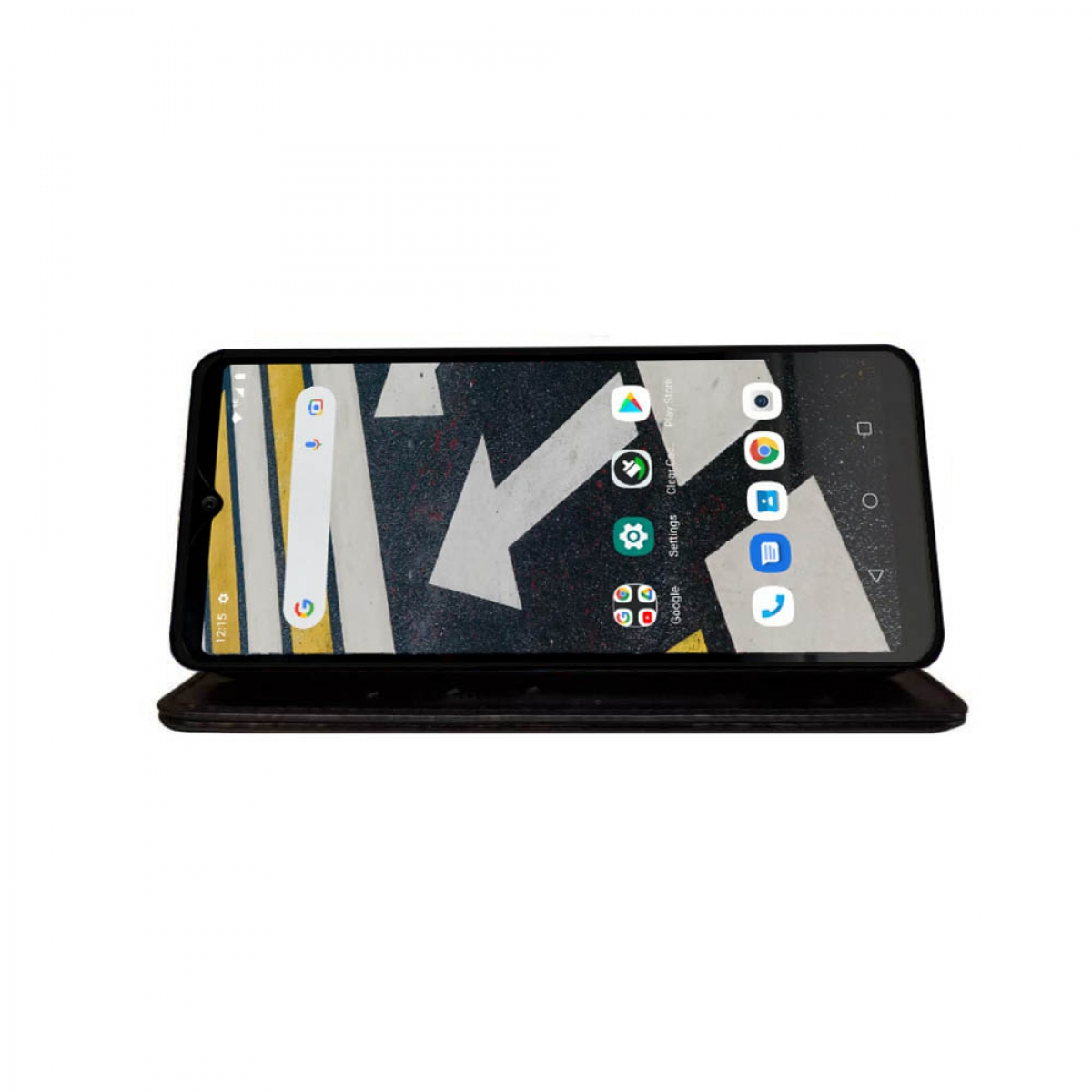 Smartphone in einer Hülle. Der Bildschirm zeigt eine Straße mit Pfeilen und mehrere App-Symbole.