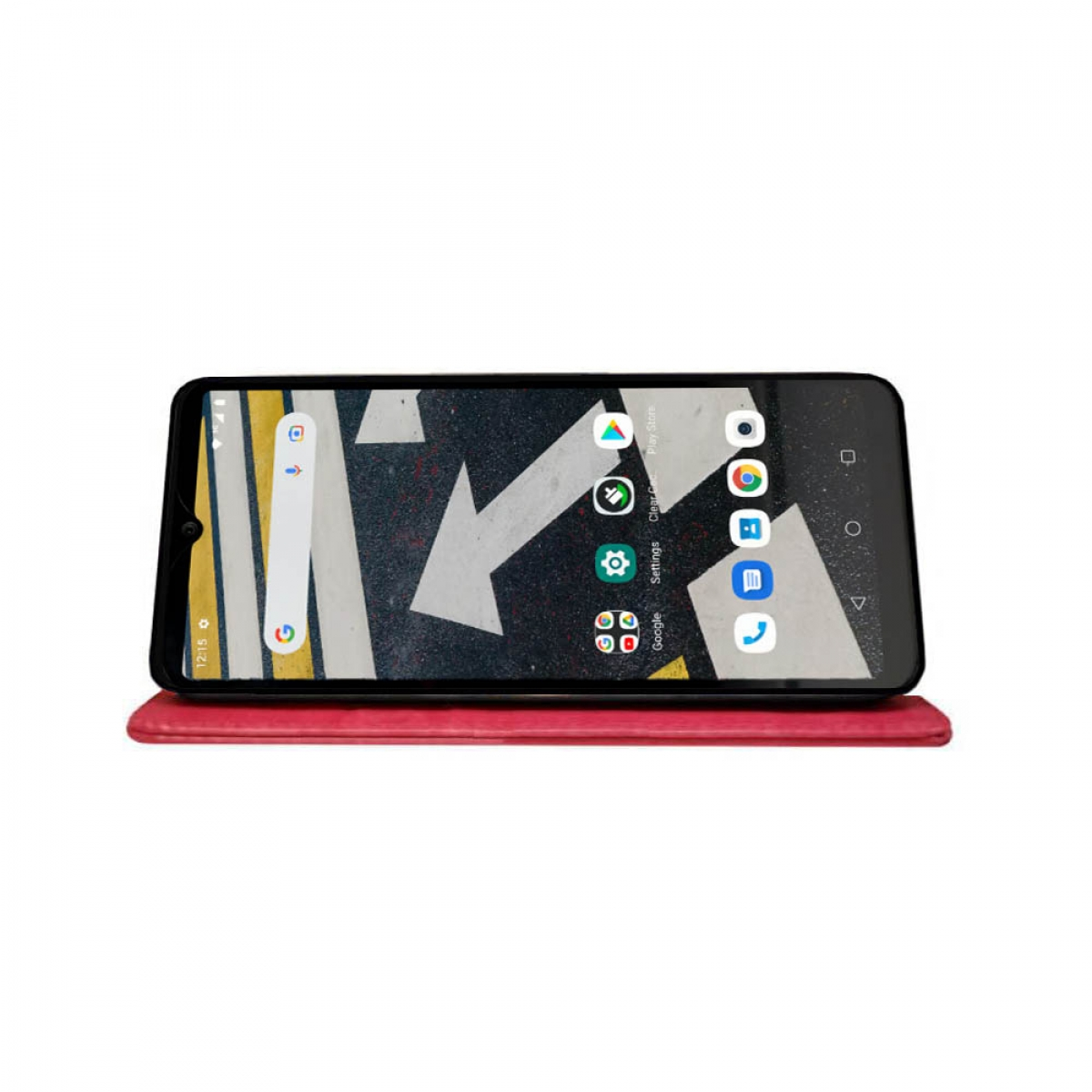 Ein Smartphone auf einem roten Case, zeigt den Bildschirm mit Symbolen. Der Hintergrund ist eine Straße.