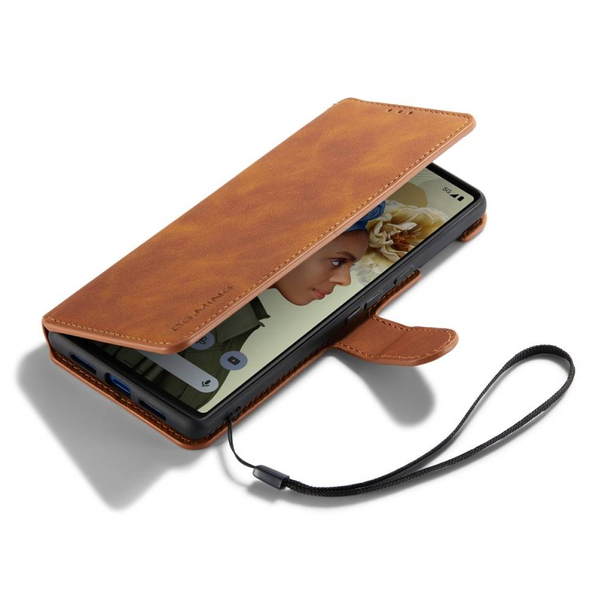 Telefon in brauner Lederhülle offen, mit Frau auf dem Bildschirm und Riemen. Weißer Hintergrund.