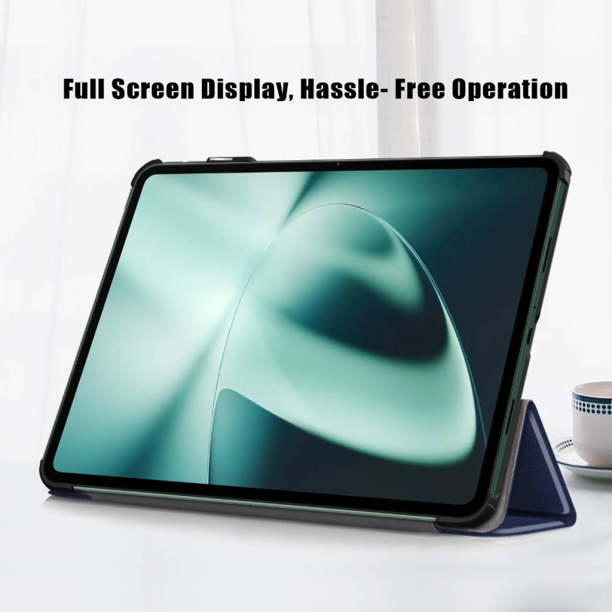 Tablet mit schwarzem Rahmen und Hülle auf weißem Tisch, mit Tasse im Hintergrund.