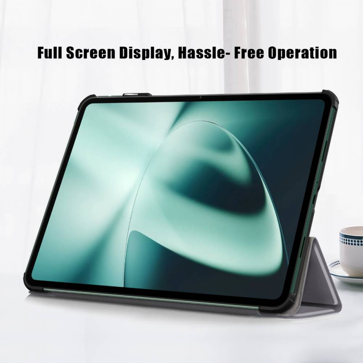 Tablet mit Hülle auf einem Tisch, abgewinkelt, mit Text darüber, einer Tasse und verschwommenem Hintergrund.