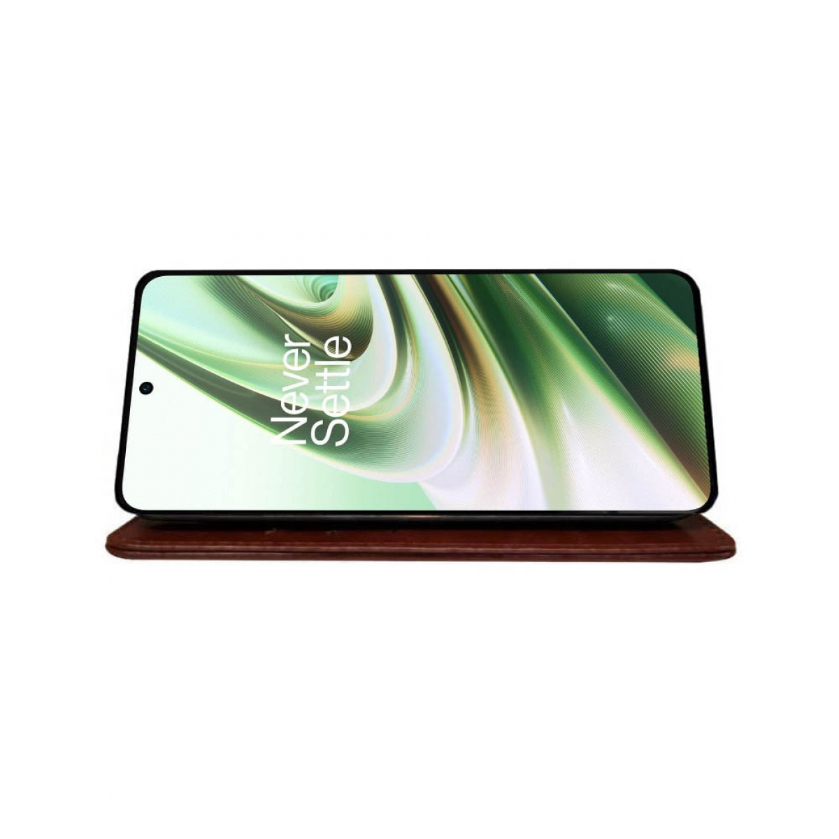 Ein Smartphone mit den Worten 'Never Settle' auf dem Bildschirm, platziert auf einer braunen Lederhülle.