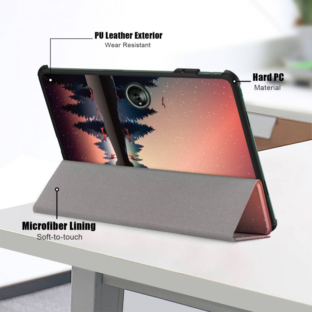 Tablet mit Hülle auf weißem Tisch. Etiketten weisen auf PU-Leder und Mikrofaserfutter hin.