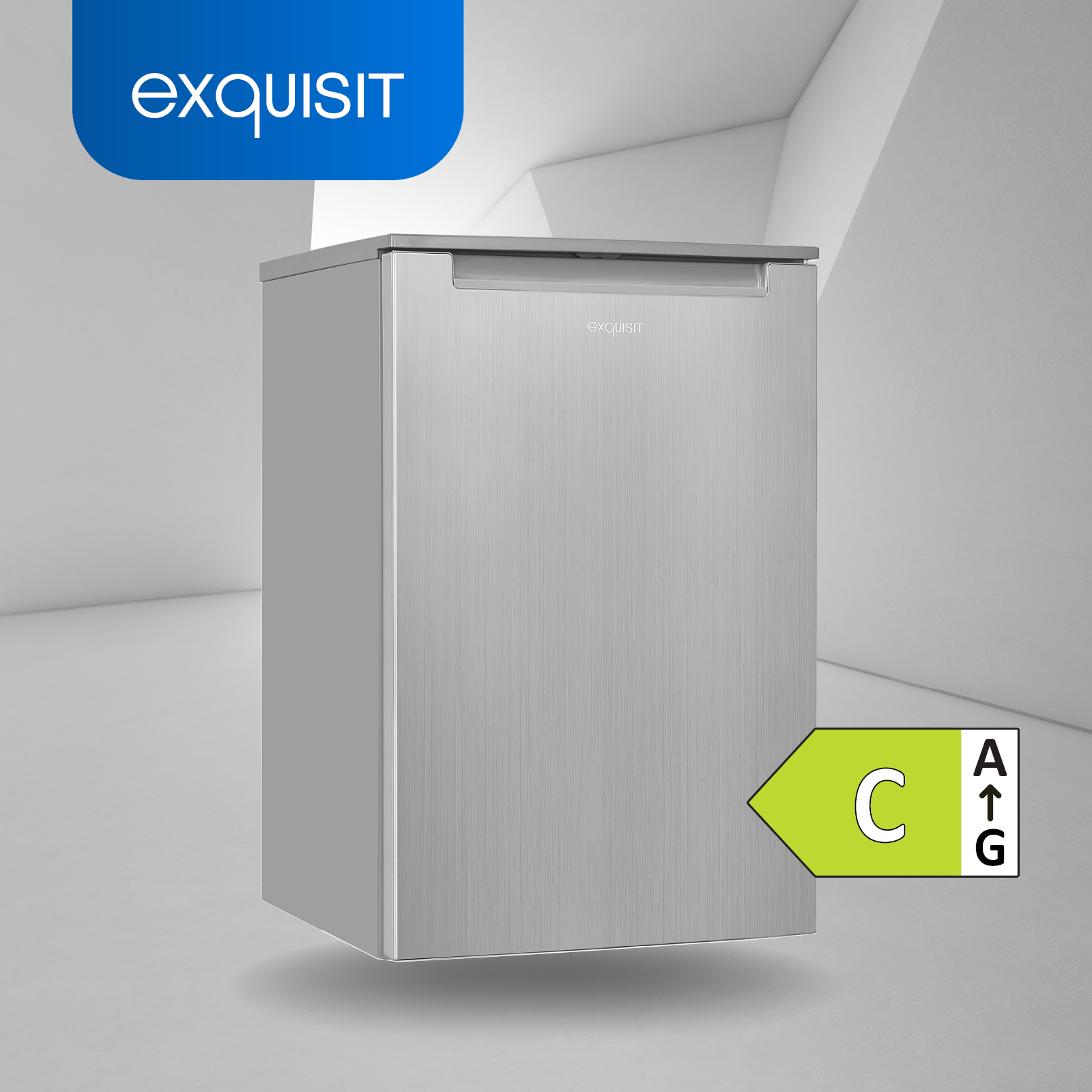 Un refrigerador Exquisit plateado con una etiqueta energética verde, de pie en una habitación.