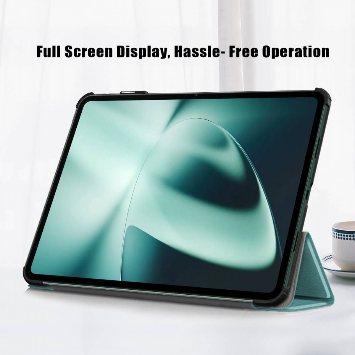Tablet in einer Hülle, die auf einem Tisch steht.