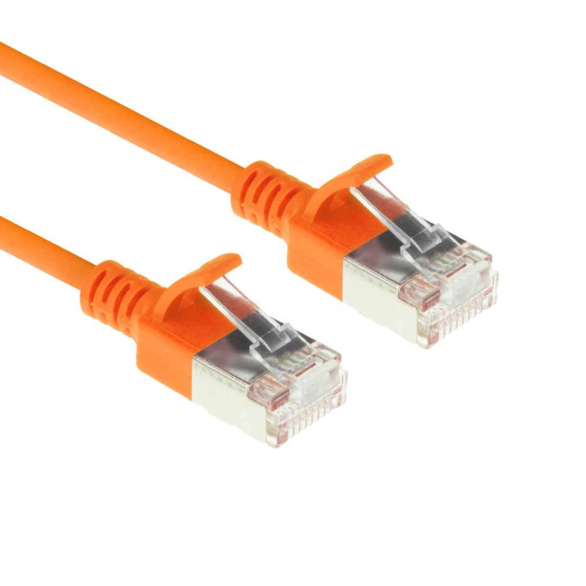 Pomarańczowy kabel Ethernet z wtyczkami. Na białym tle.
