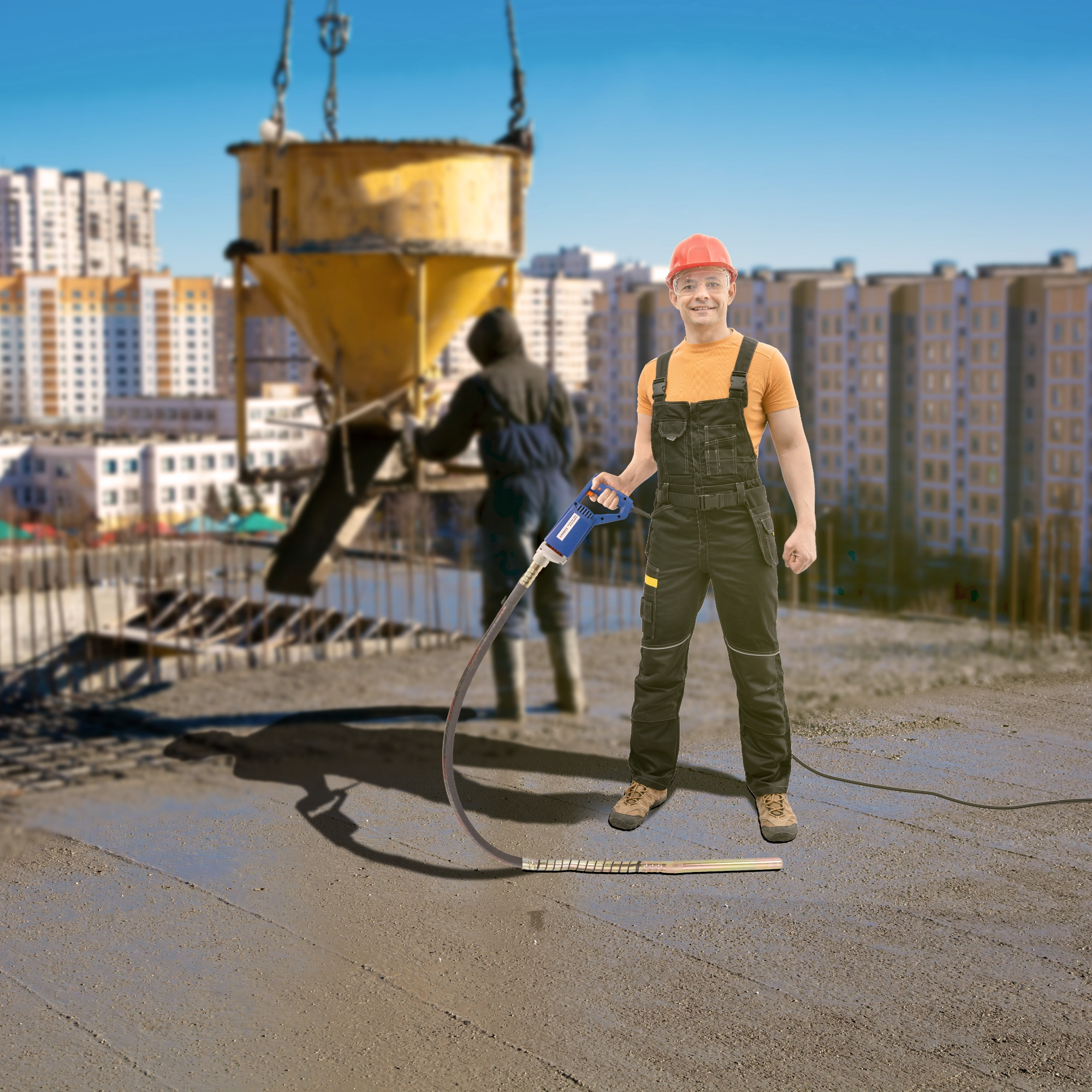 Ein Bauarbeiter verwendet eine Vibrationsstange, um Beton zu glätten. Ein anderer Arbeiter gießt Beton aus einem Eimer.