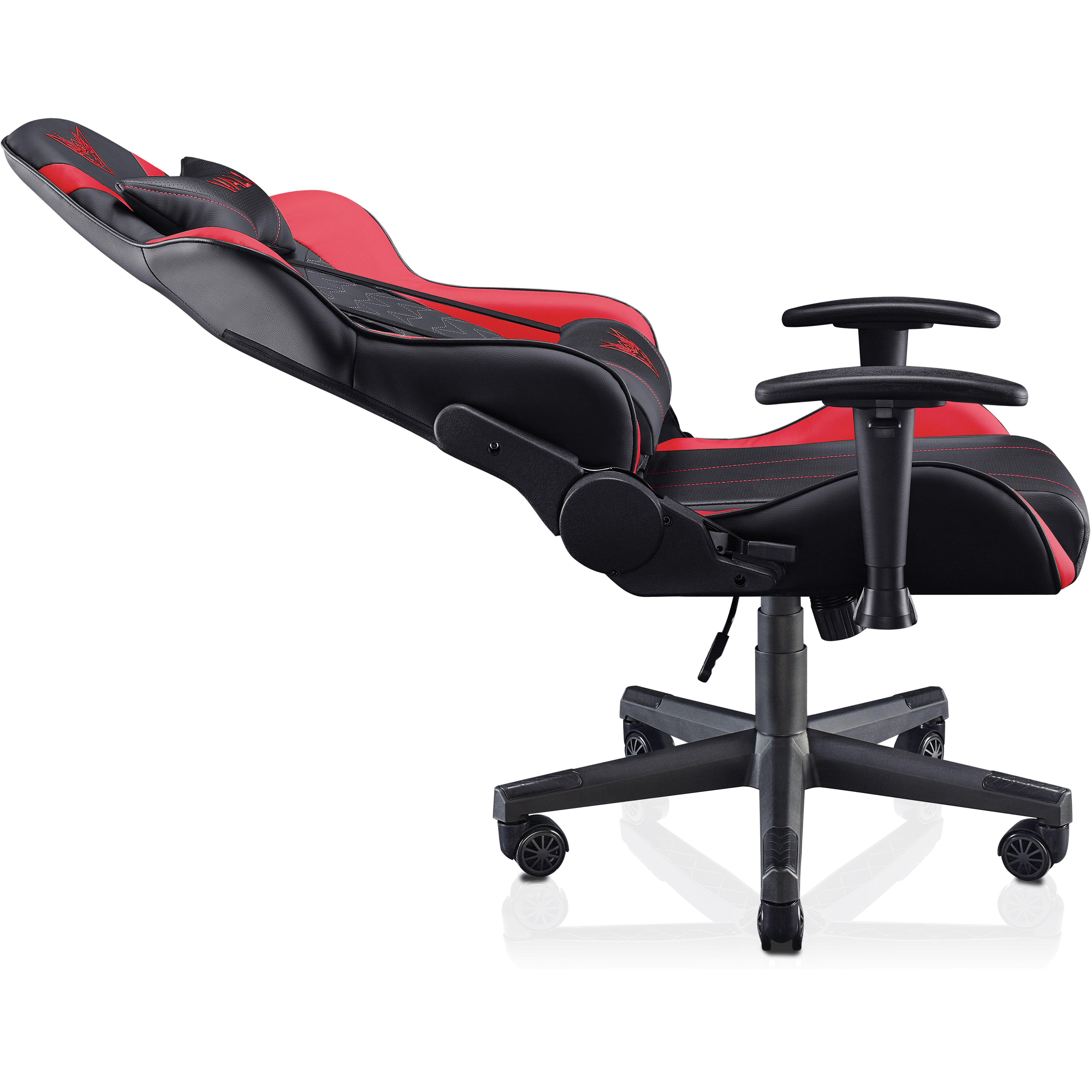 Silla gaming roja y negra, reclinada. Tiene una base negra con ruedas y reposabrazos.