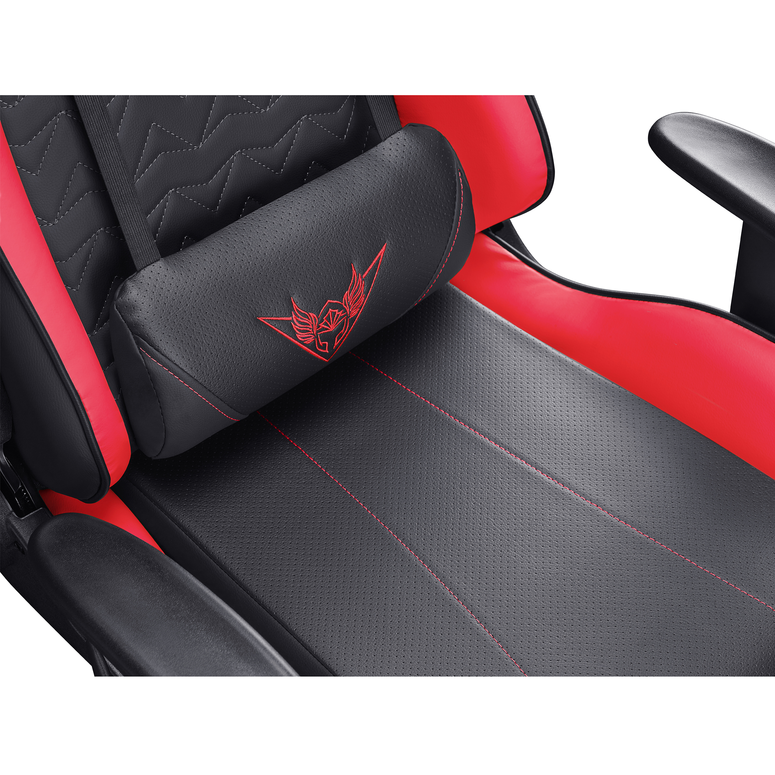 Primer plano de una silla de juego negra y roja. El reposacabezas tiene un logotipo.