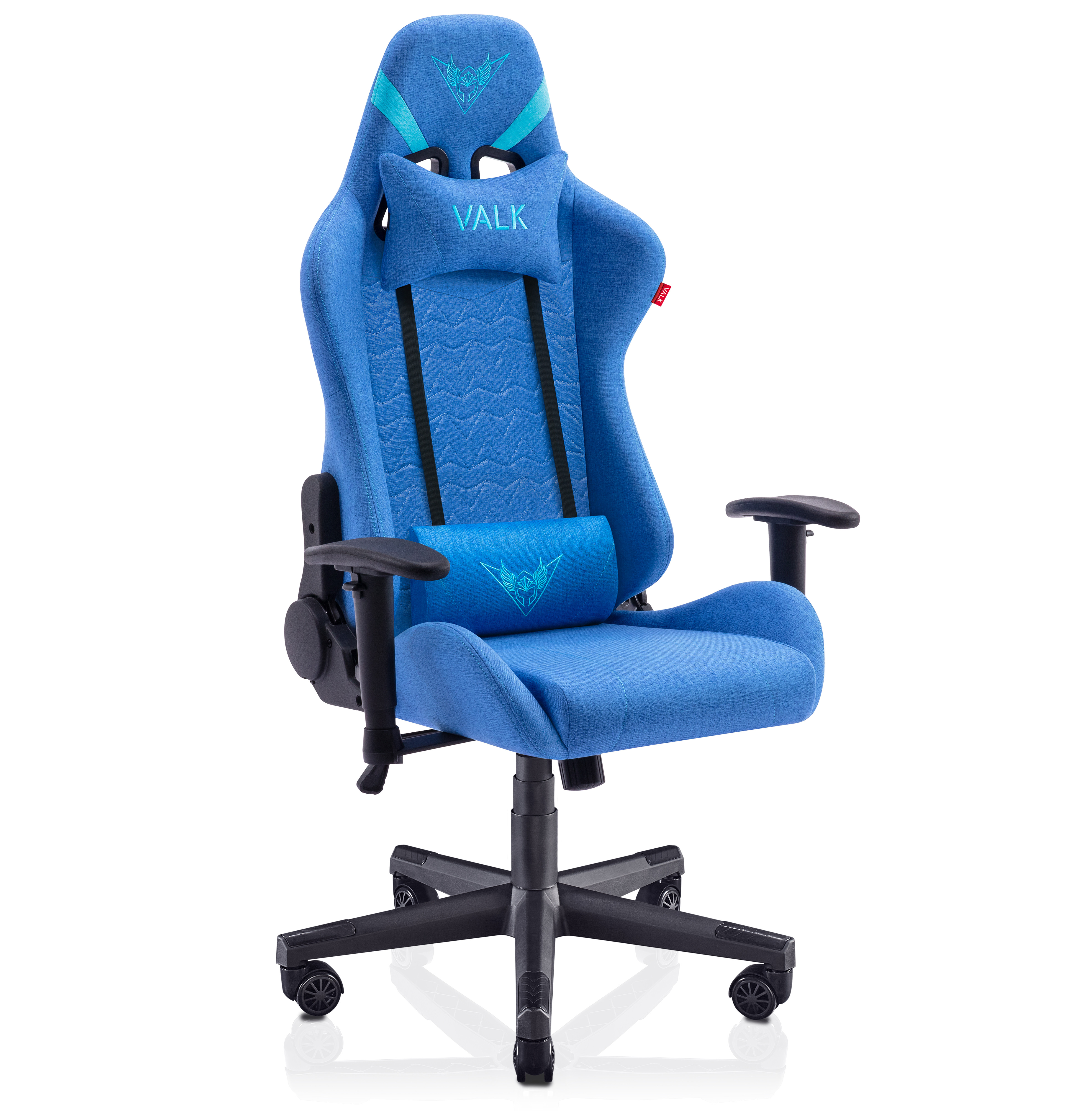 Una silla gamer azul con almohada para la cabeza y lumbar, sobre un fondo blanco.